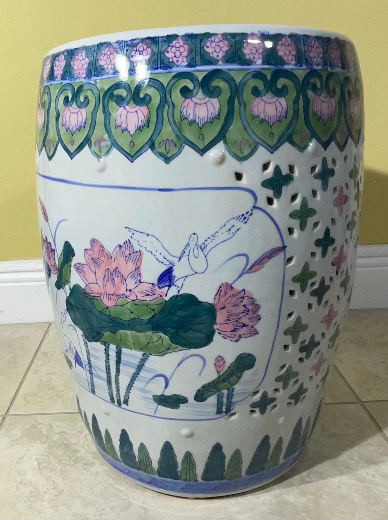 Exquise table d'appoint / tabouret de jardin en céramique chinoise peinte à la main - Lotus Design en vente 2