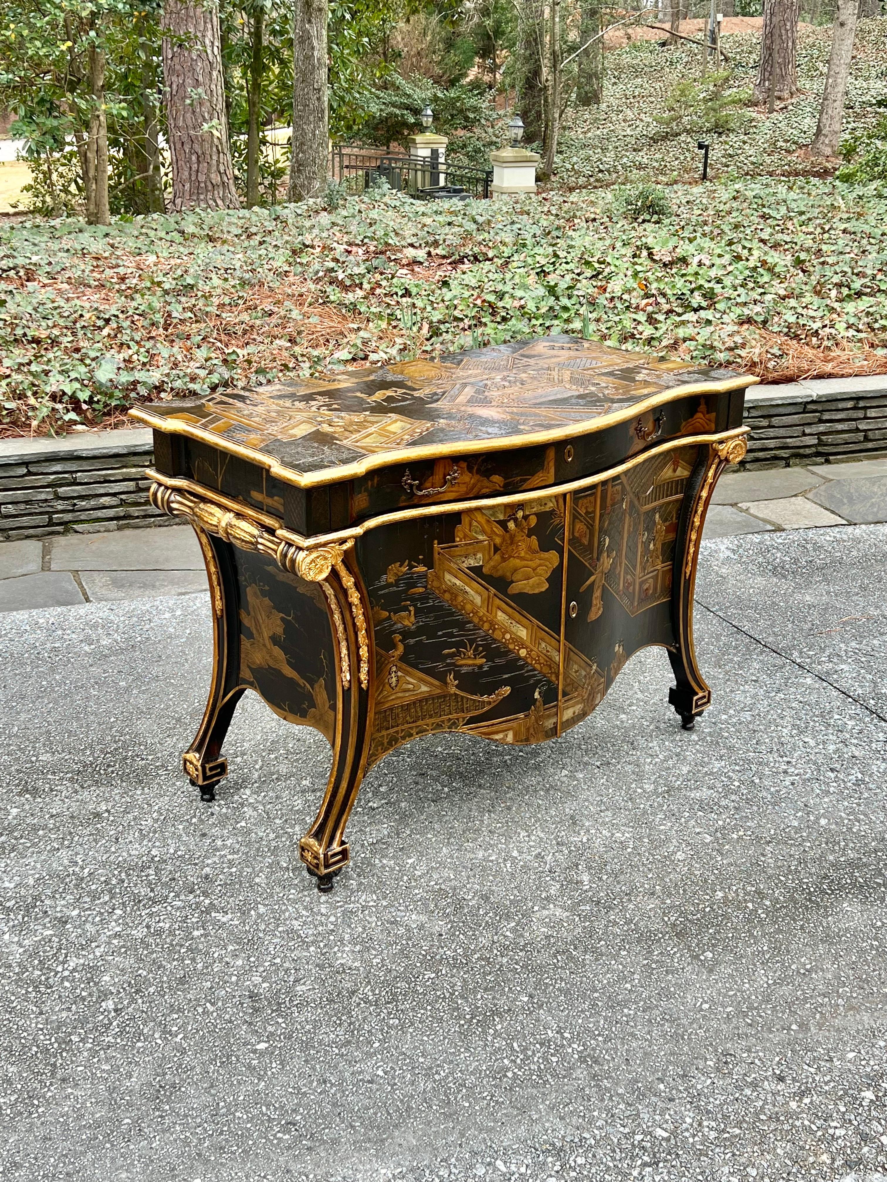 Questa magnifica toilette viene spedita come fotografata e descritta nella descrizione dell'annuncio: Meticolosamente restaurata a livello professionale e completamente pronta per l'installazione.

Una squisita commode in stile Chippendale dipinta a