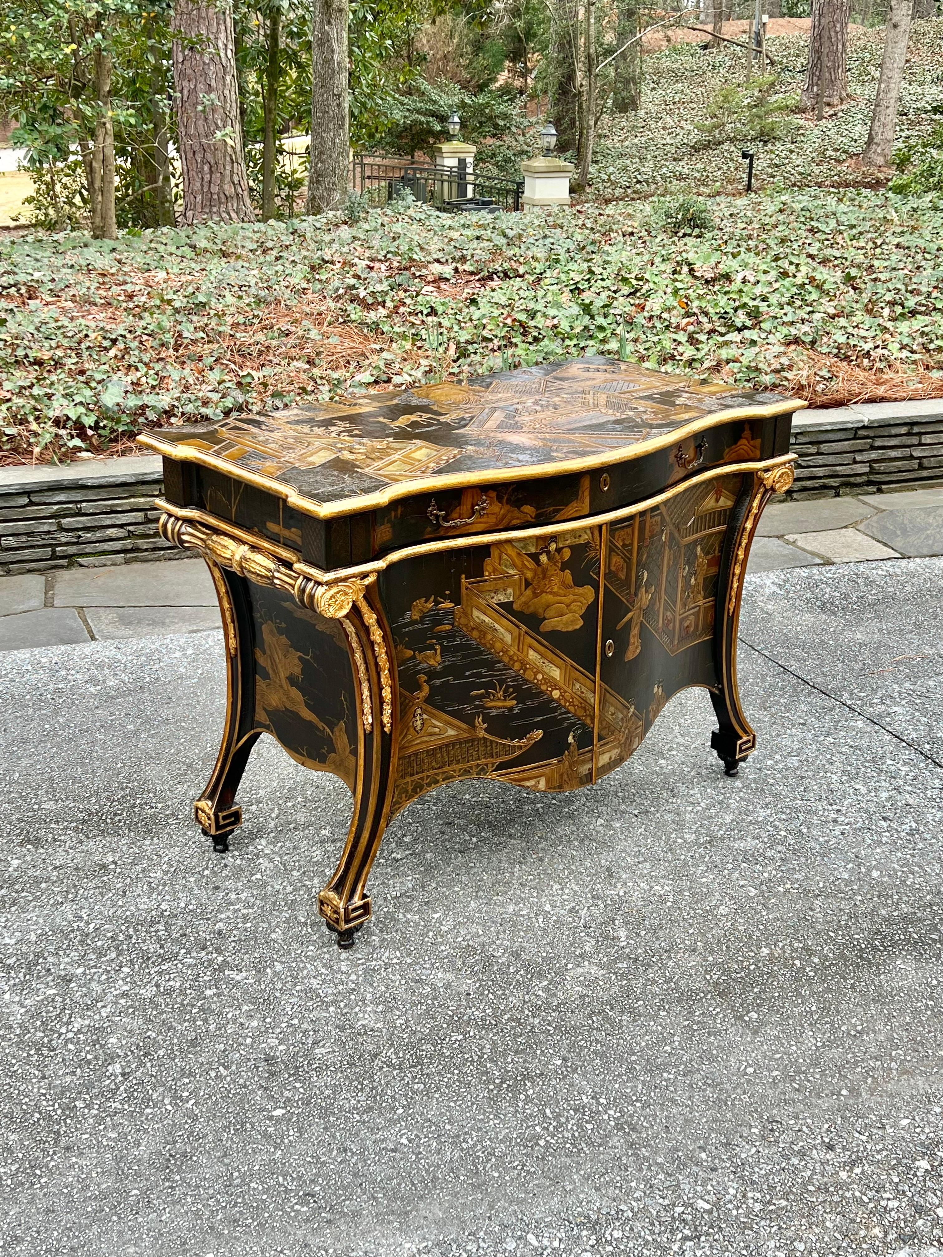 Cette magnifique commode est expédiée telle qu'elle a été photographiée par des professionnels et décrite dans le texte de l'annonce : Méticuleusement restaurée par des professionnels et complètement prête à être installée.

Une exquise commode de