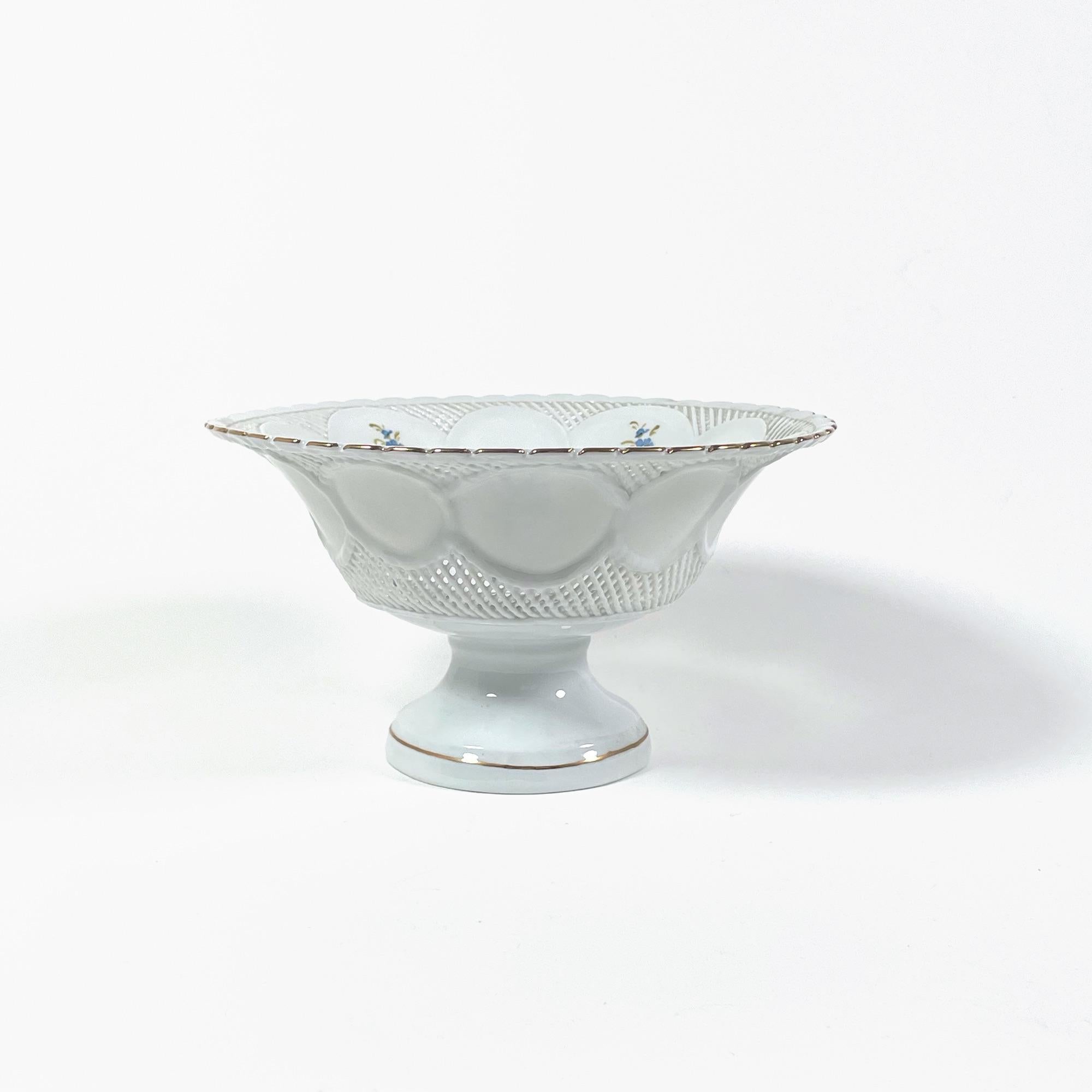 Magnifique bol à fruits en porcelaine de Limoges peint à la main avec des fleurs bleues et des fleurs dorées F Bon état - En vente à PARIS, FR