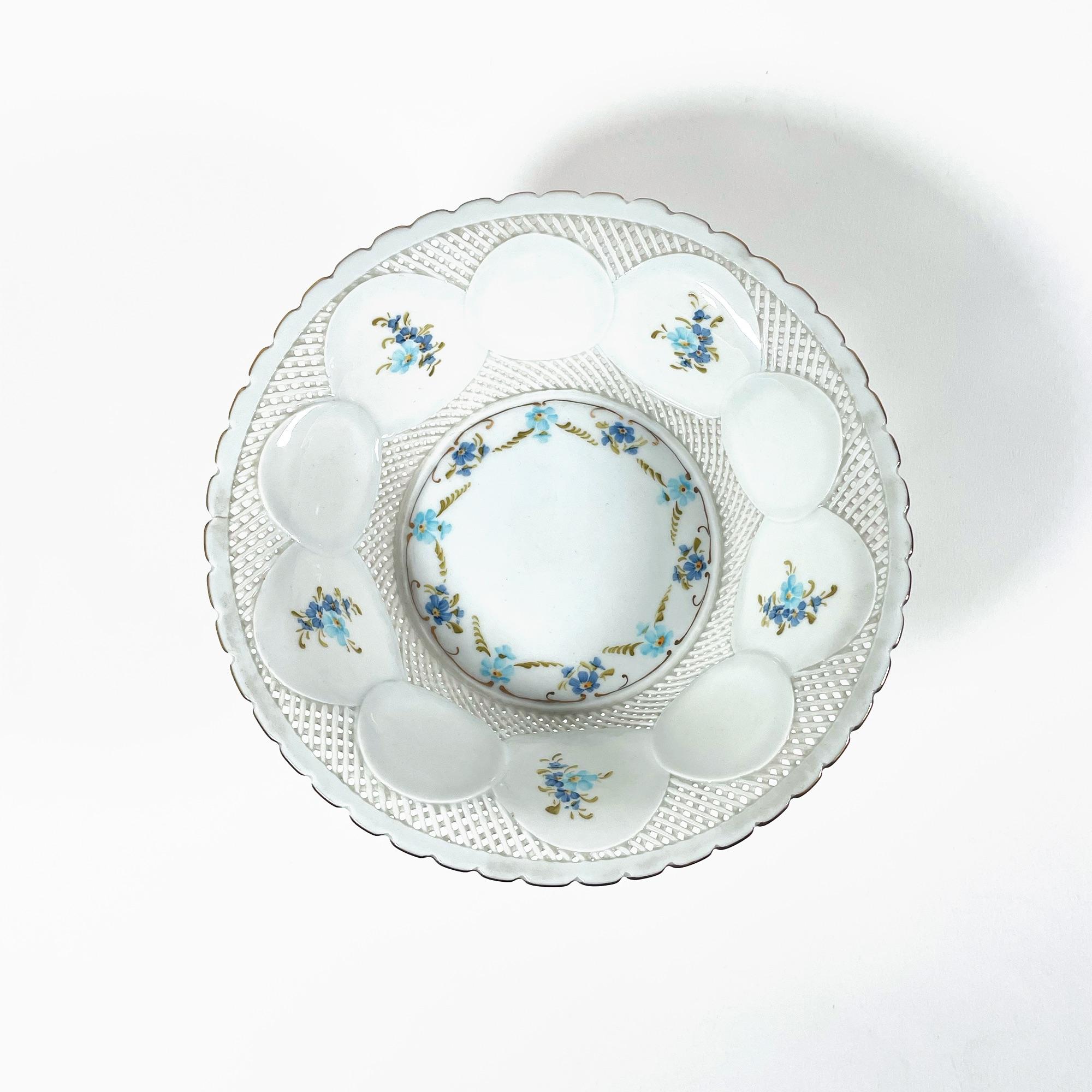 XIXe siècle Magnifique bol à fruits en porcelaine de Limoges peint à la main avec des fleurs bleues et des fleurs dorées F en vente