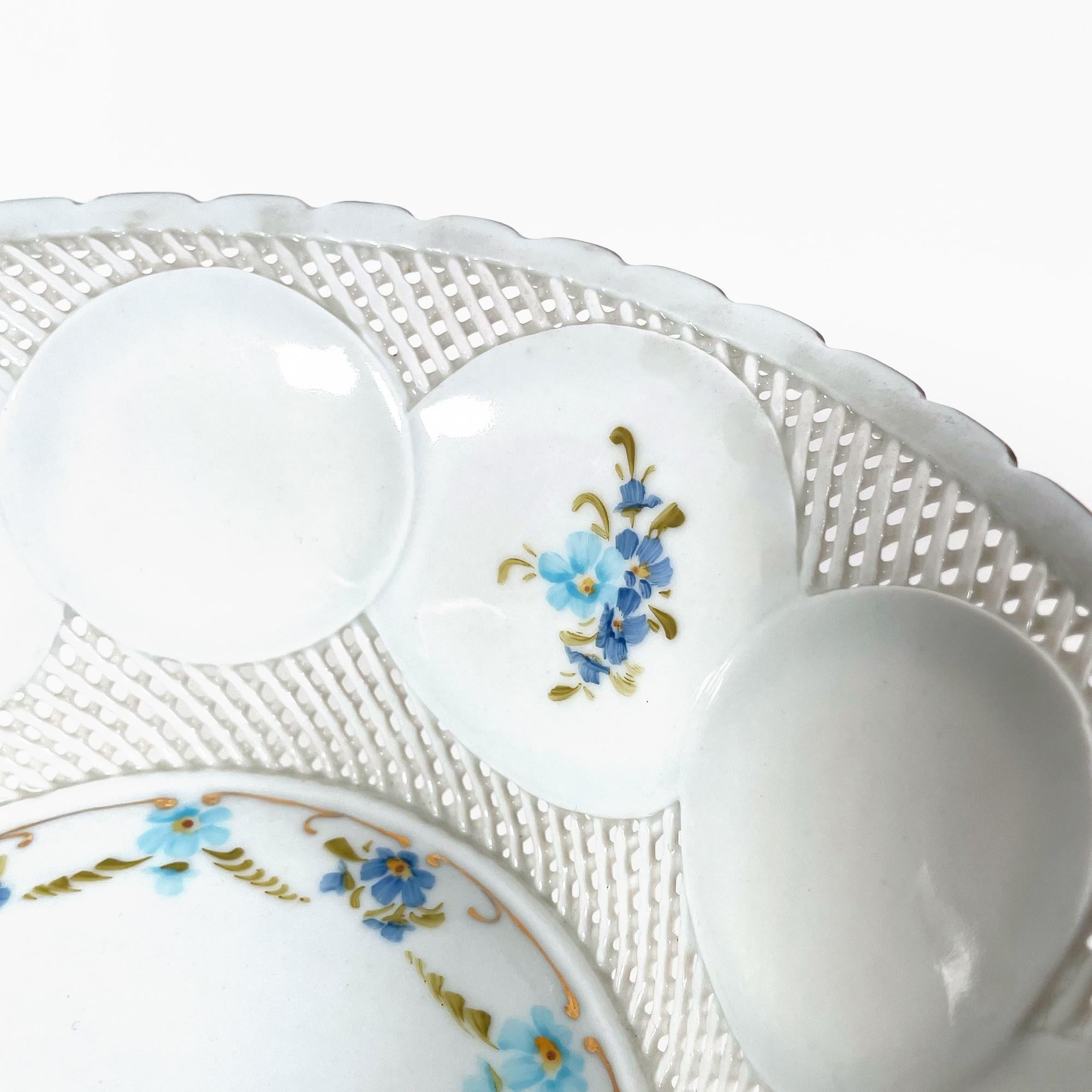 Porcelaine Magnifique bol à fruits en porcelaine de Limoges peint à la main avec des fleurs bleues et des fleurs dorées F en vente