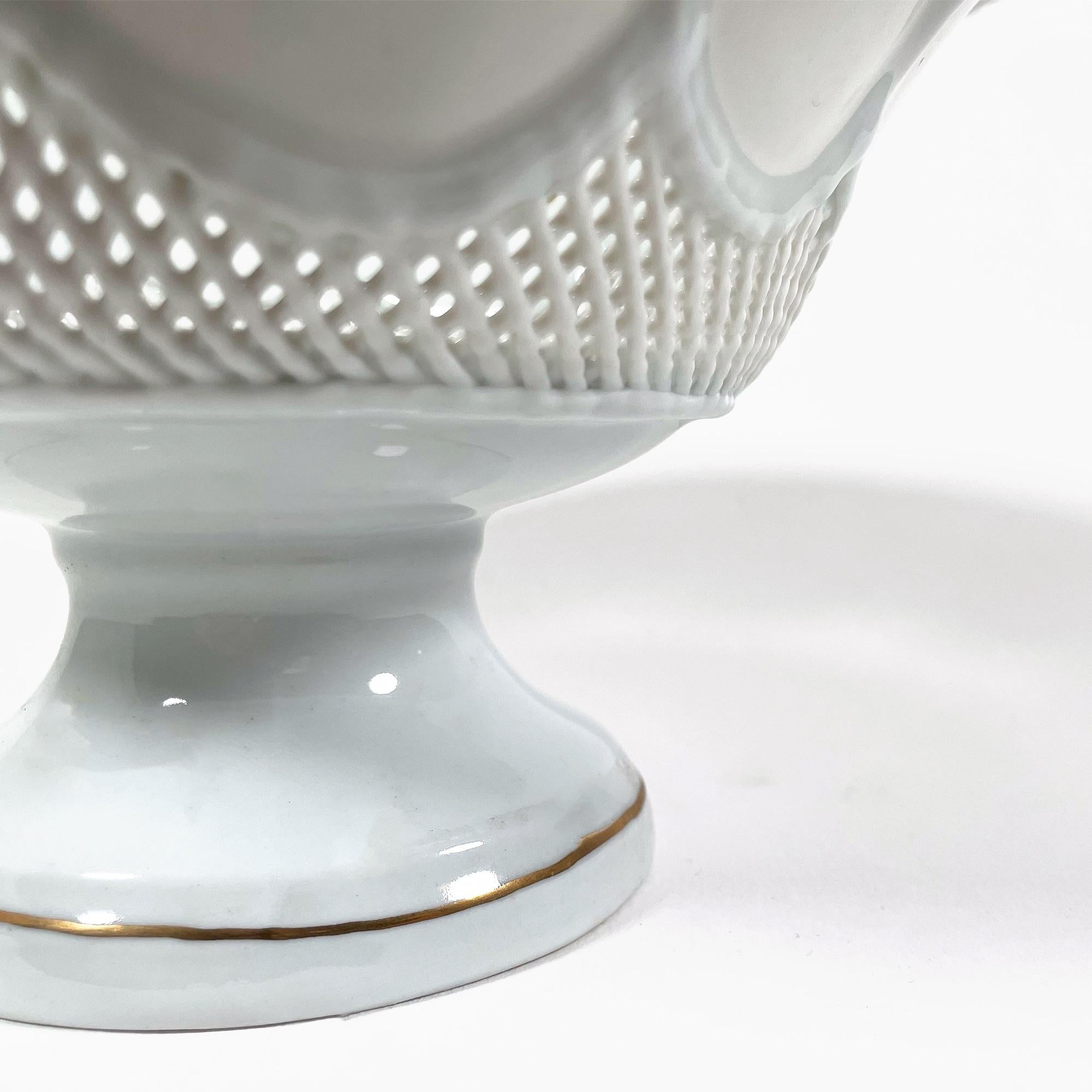 Magnifique bol à fruits en porcelaine de Limoges peint à la main avec des fleurs bleues et des fleurs dorées F en vente 1
