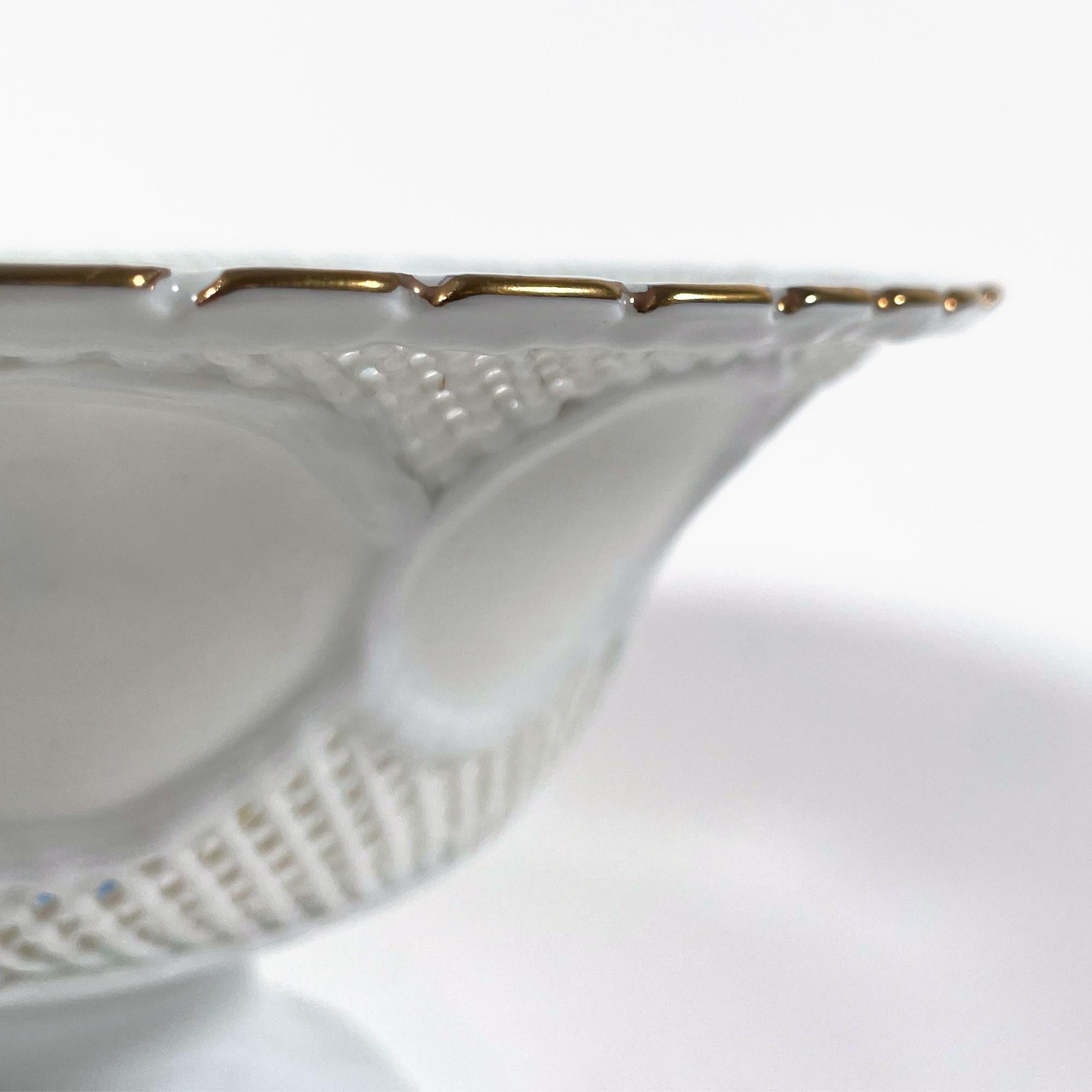 Magnifique bol à fruits en porcelaine de Limoges peint à la main avec des fleurs bleues et des fleurs dorées F en vente 2