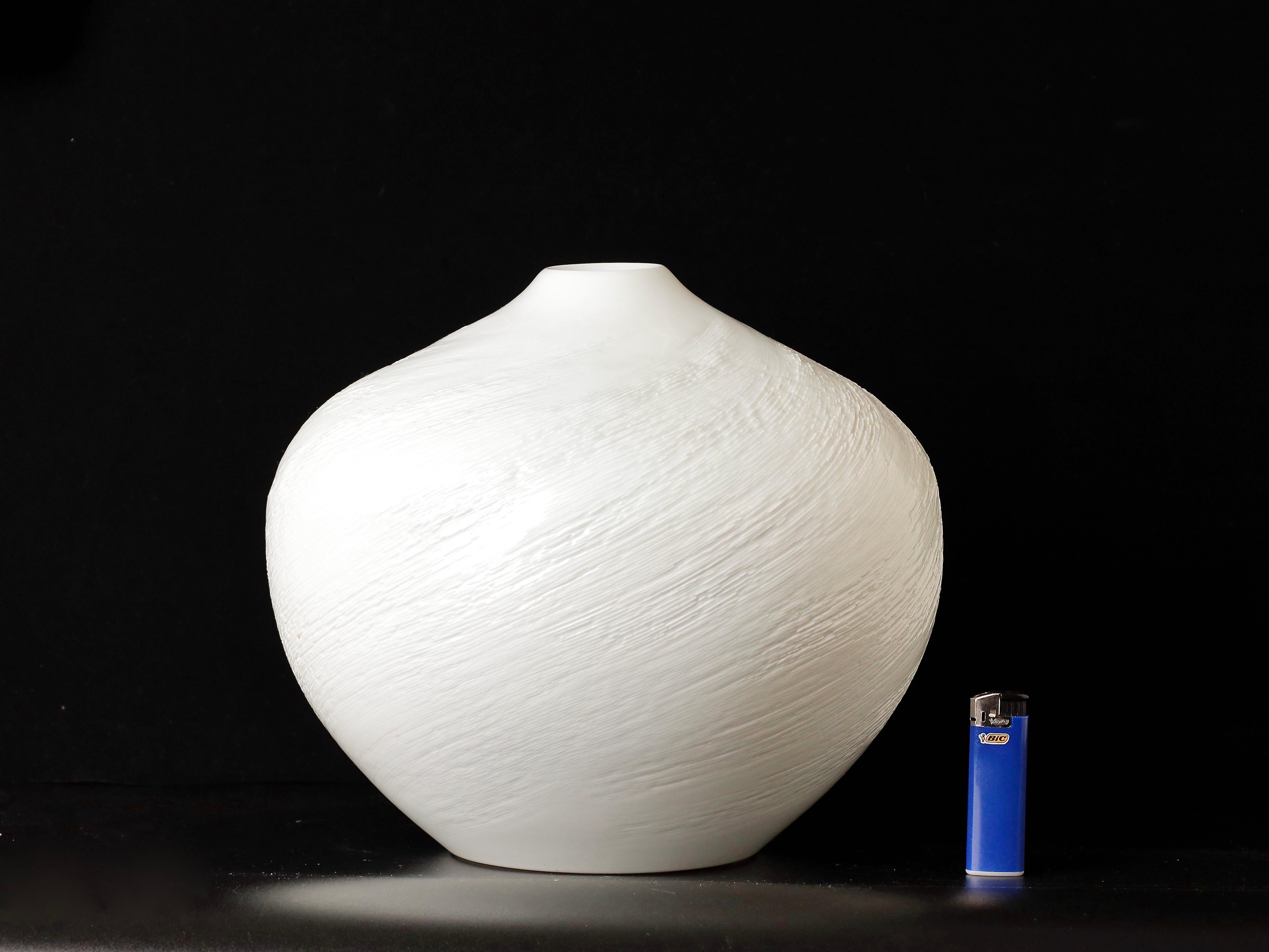 Wir stellen eine atemberaubende zeitgenössische japanische Vase vor, die von dem bekannten Porzellankünstler Yasushi geschaffen wurde, der Mitte bis Ende des 20. Jahrhunderts in Arita arbeitete. Dieses prächtige Stück steht auf eine beeindruckende