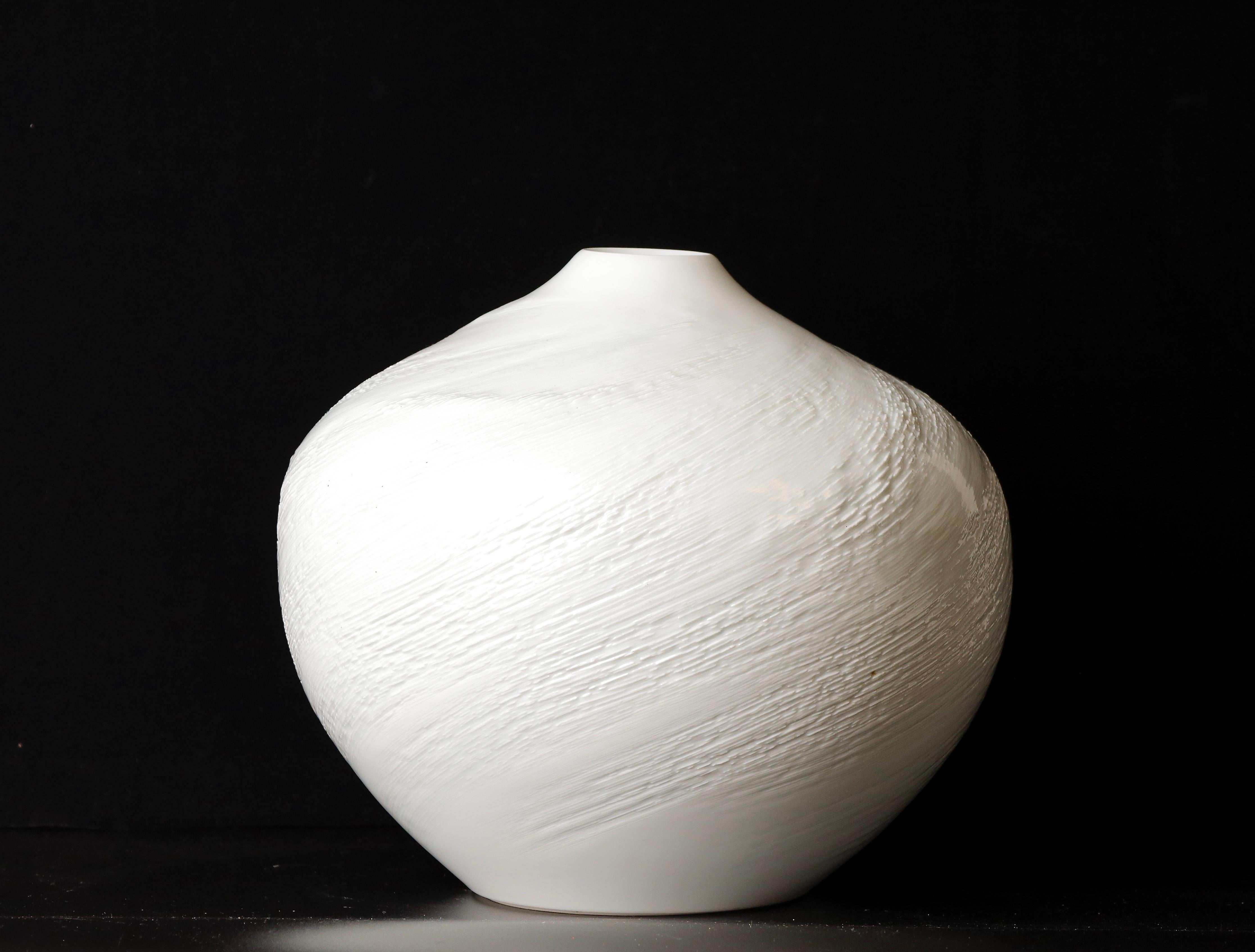 Showa Exquisite Hand-Signed Arita Porcelain Vase, Contemporary Masterpiece by Yasushi For Sale