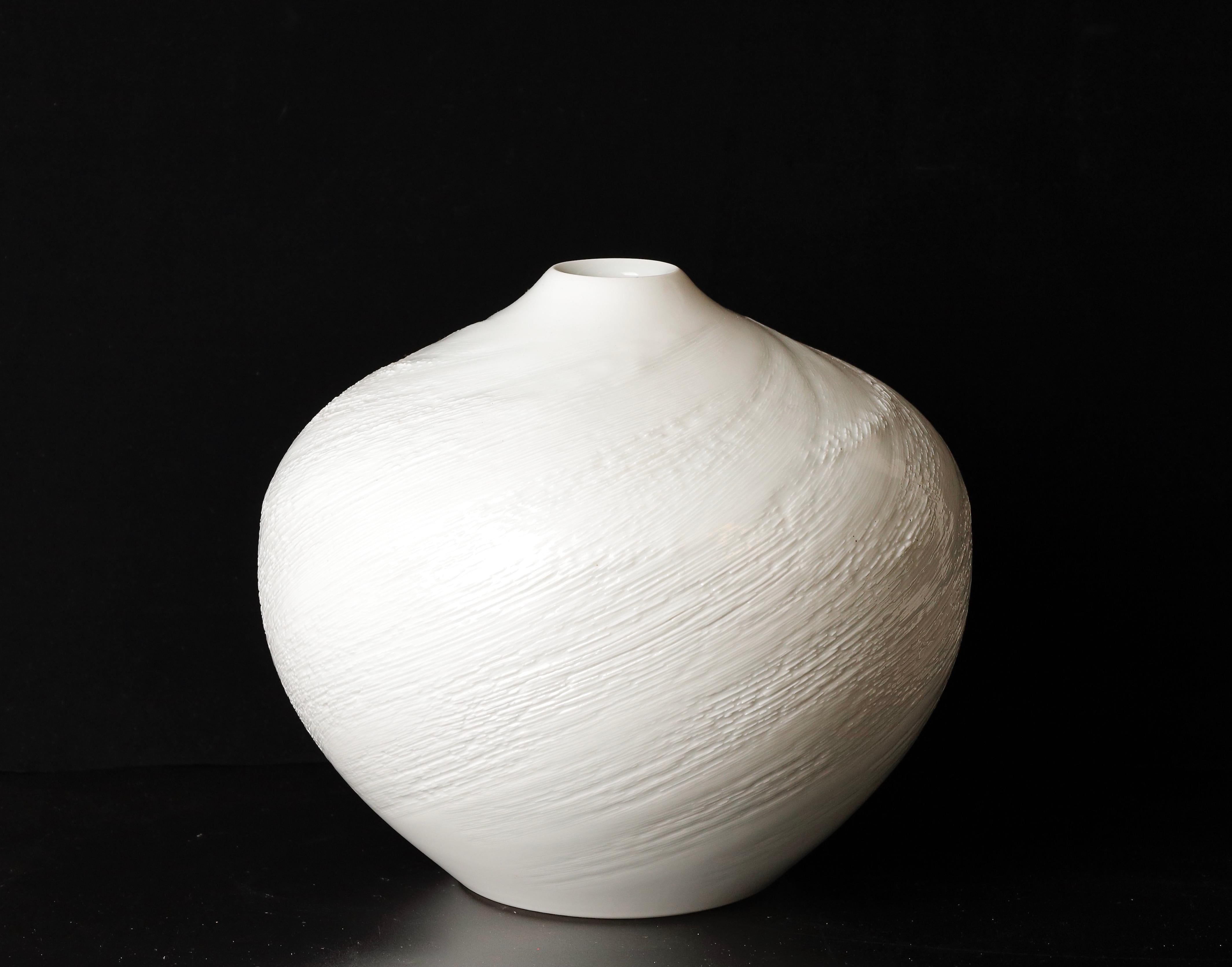 Giapponese Squisito vaso in porcellana Arita firmato a mano, capolavoro contemporaneo di Yasushi in vendita
