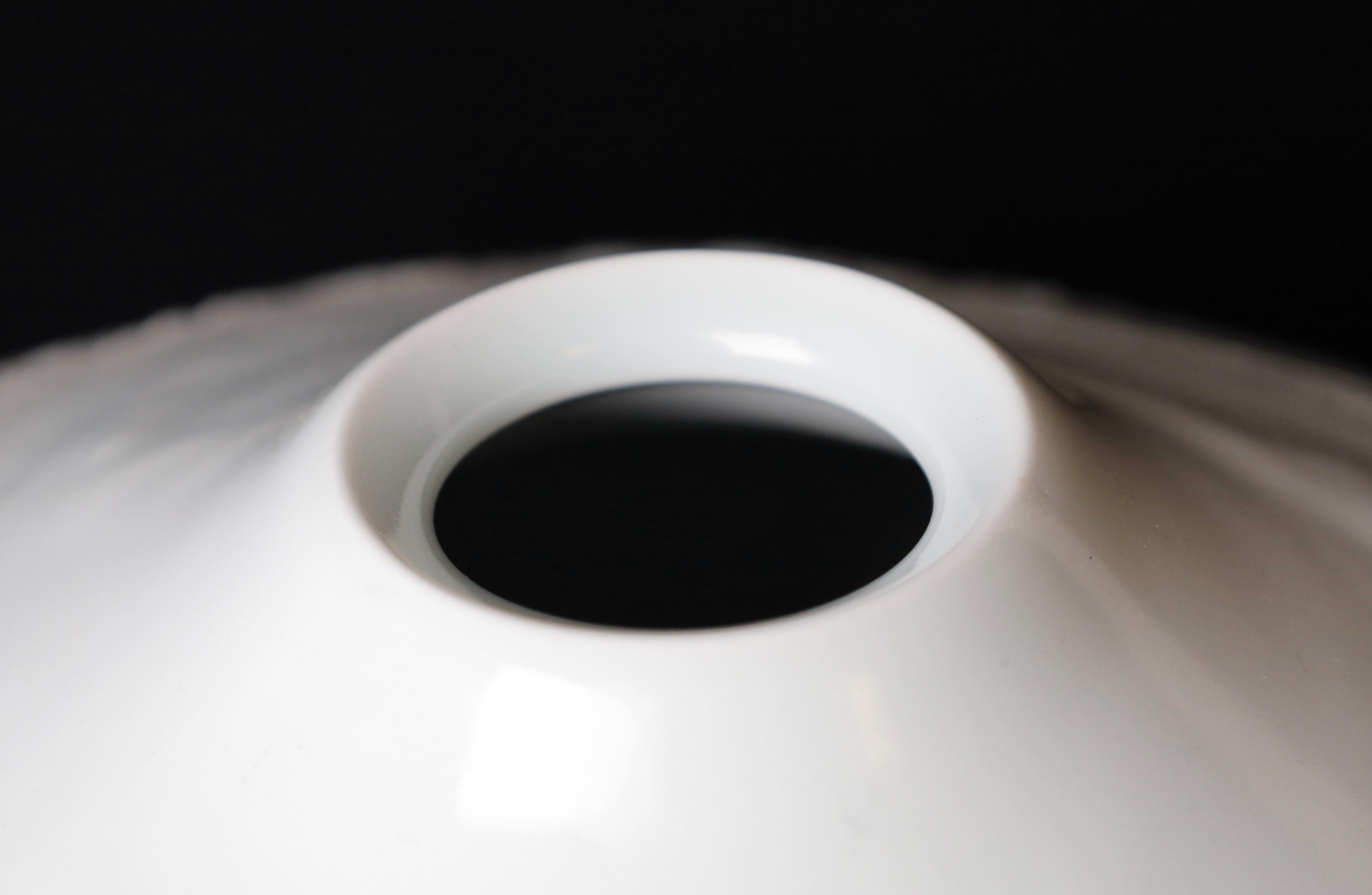 Fatto a mano Squisito vaso in porcellana Arita firmato a mano, capolavoro contemporaneo di Yasushi in vendita