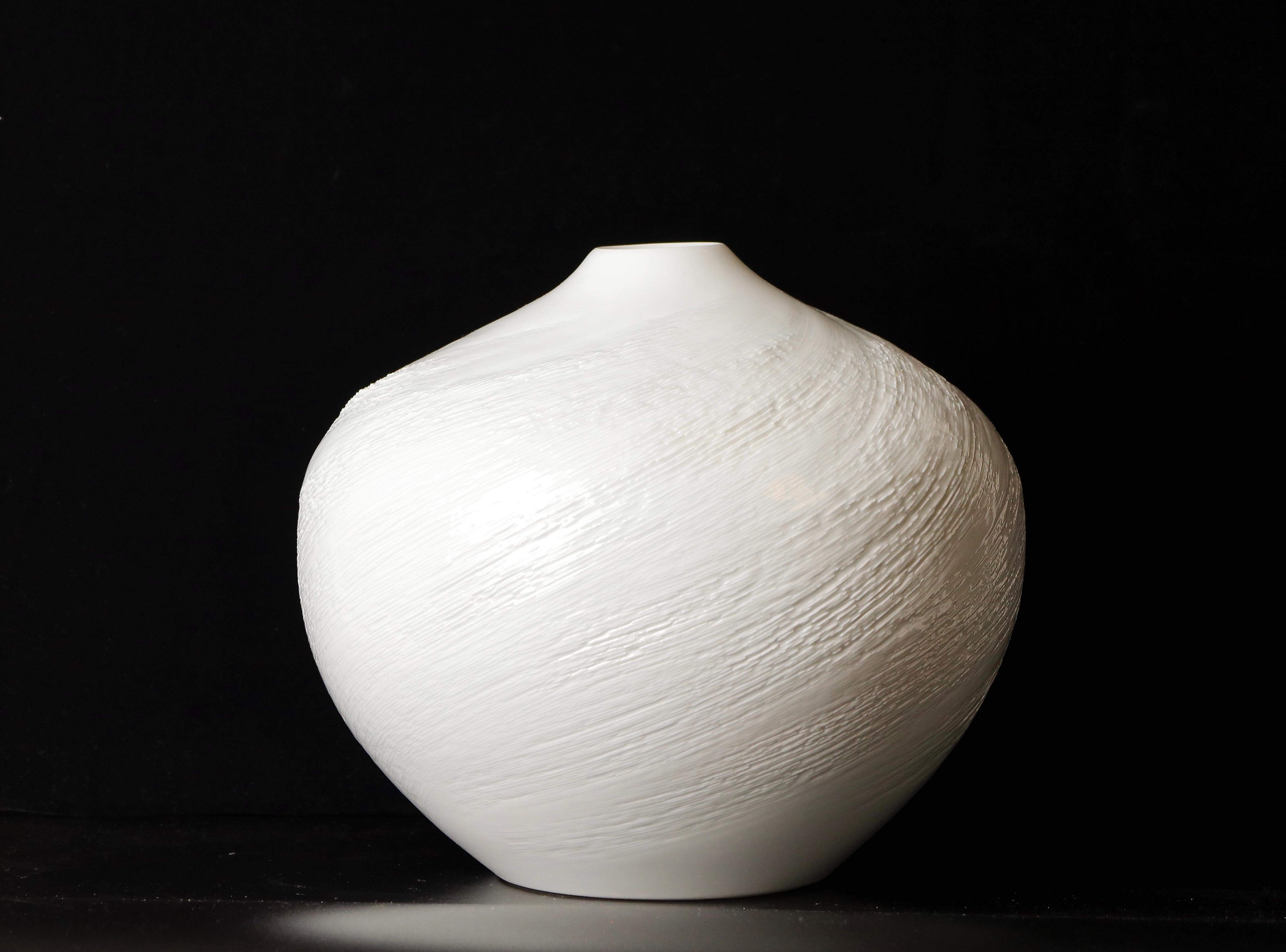 Exquisite Hand-Signed Arita Porcelain Vase, Contemporary Masterpiece by Yasushi For Sale 1