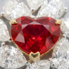 Superbe pendentif artisanal, sans traitement thermique, composé d'un rubis birman et d'un groupe de diamants taille poire