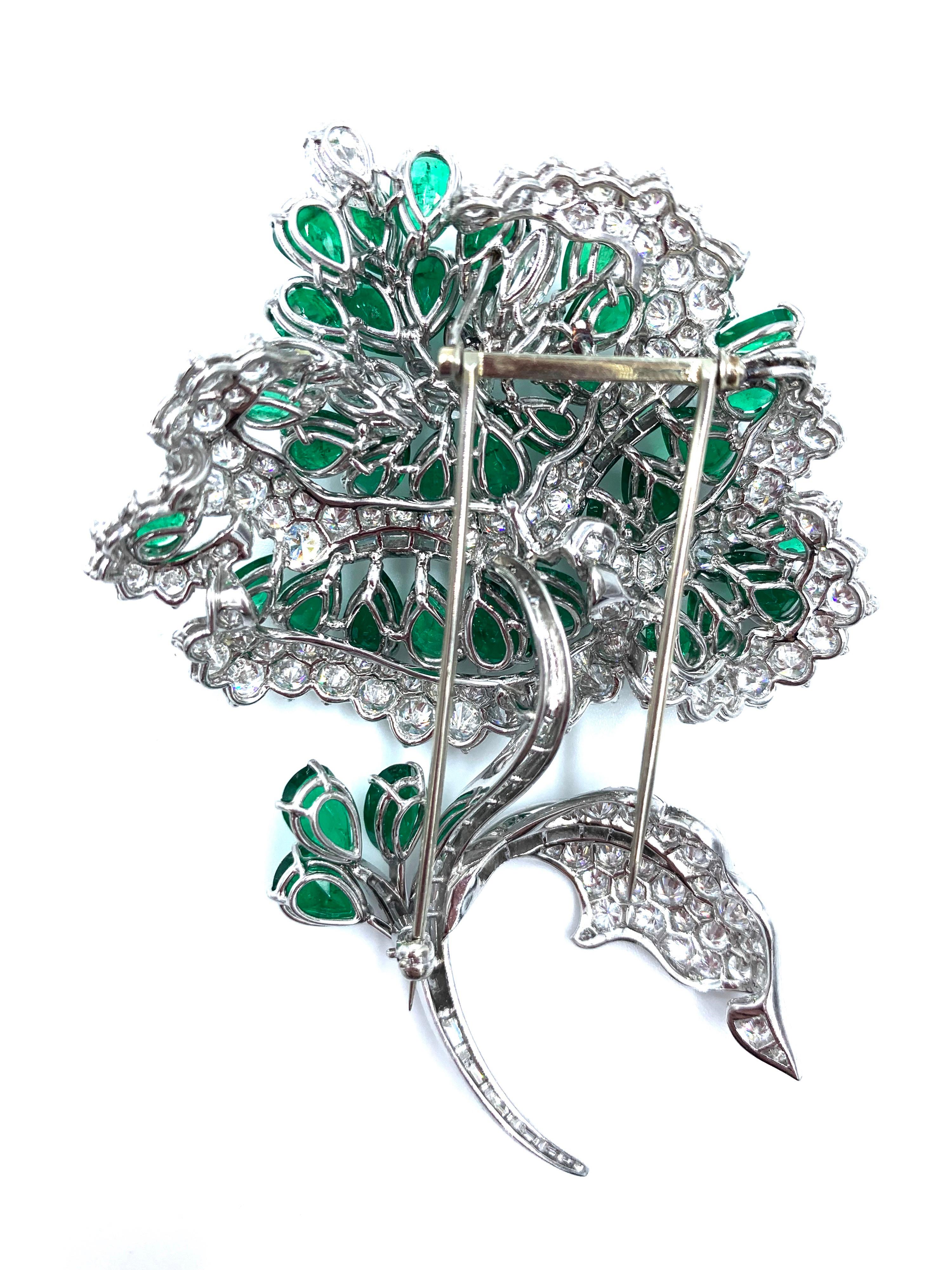 Exquisite handgefertigte Blumenbrosche aus Platin mit Diamanten und Smaragden (Rundschliff) im Angebot