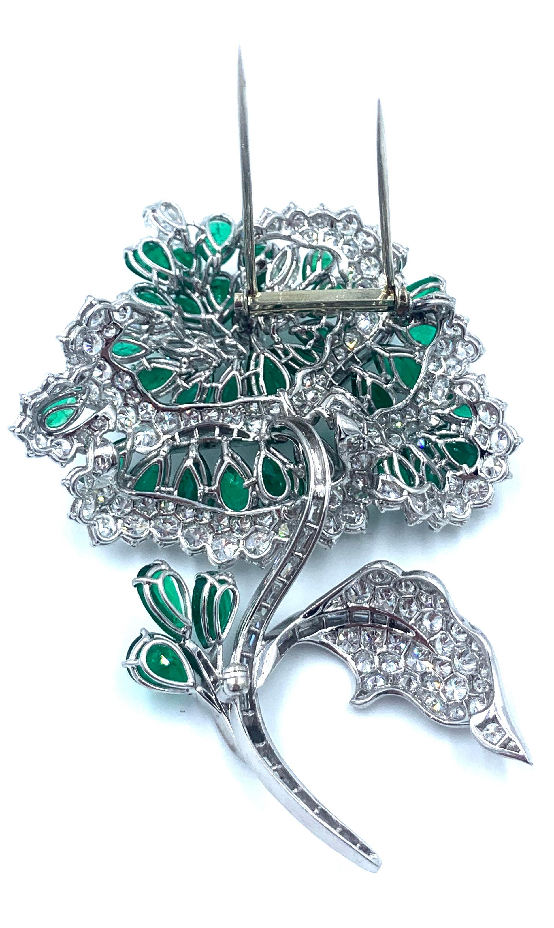 Exquisite handgefertigte Blumenbrosche aus Platin mit Diamanten und Smaragden im Zustand „Hervorragend“ im Angebot in West Palm Beach, FL