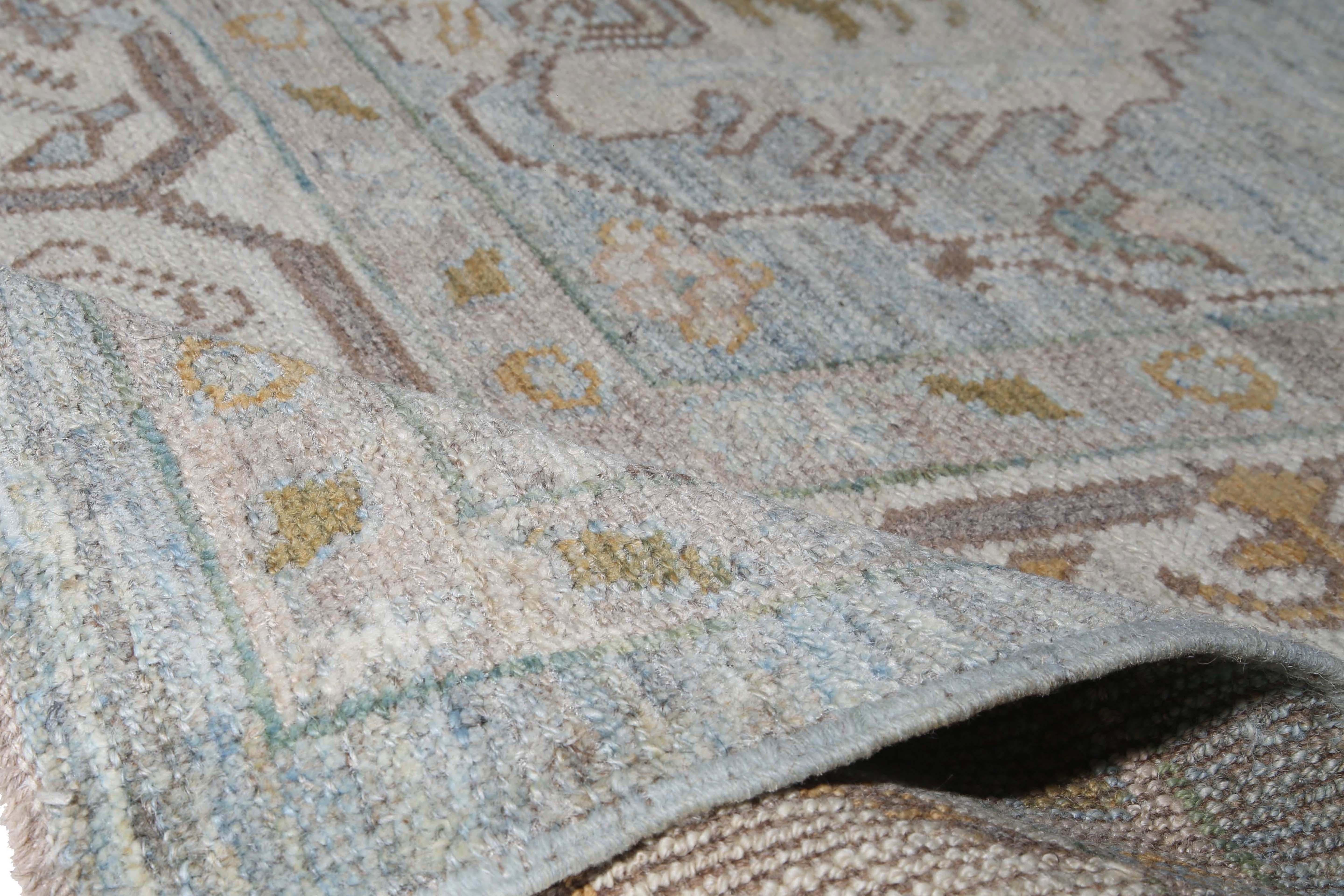 Ti presentiamo il nostro squisito tappeto turco Oushak fatto a mano! Questo tappeto in stile tradizionale presenta un bordo definito e uno splendido sfondo azzurro che donerà un tocco di eleganza a qualsiasi ambiente. Il design intricato incorpora