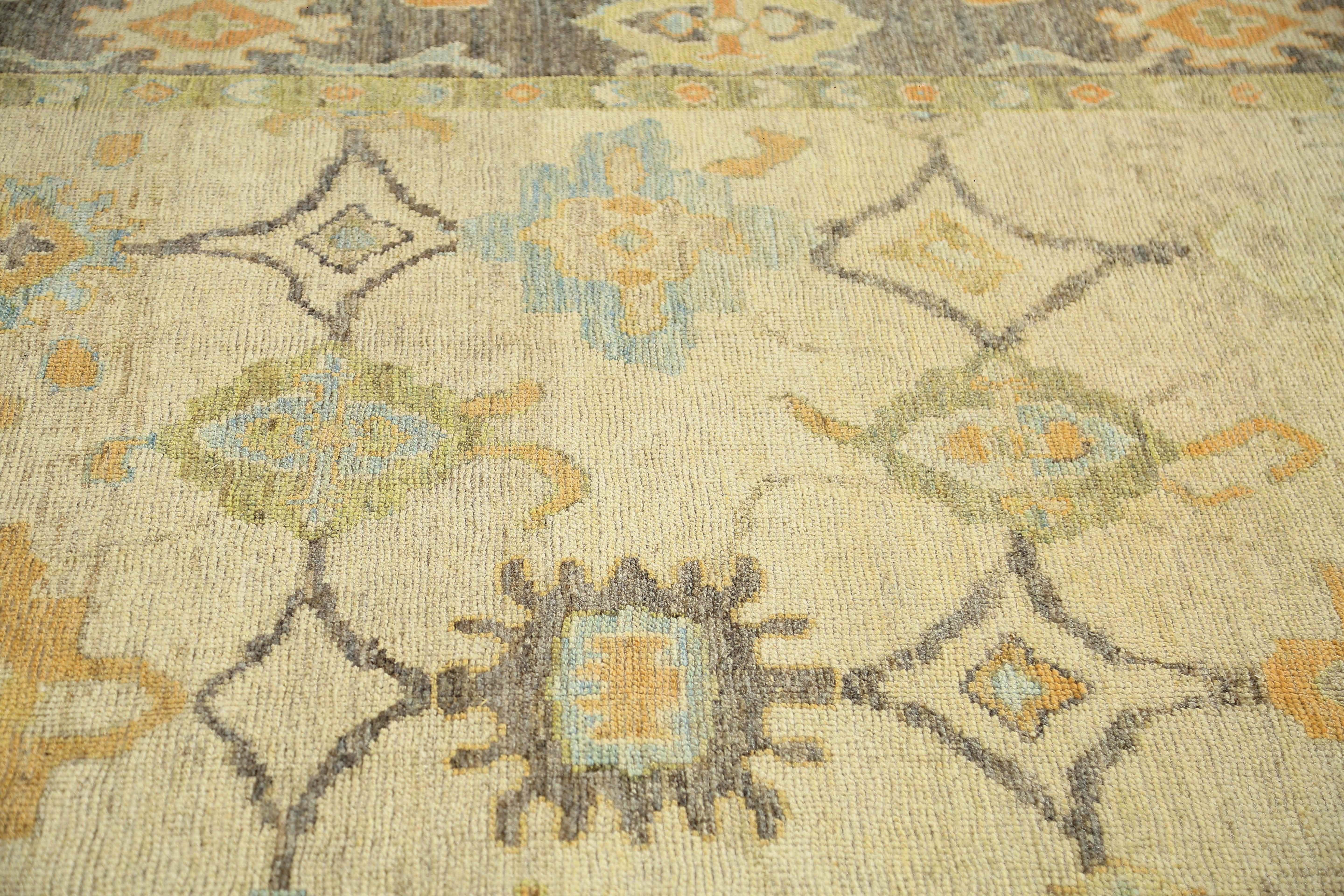 Wir stellen Ihnen unseren exquisiten handgefertigten türkischen Oushak-Teppich in der Größe 8'5'' x 11'3'' vor. Dieser atemberaubende Teppich zeichnet sich durch eine schöne Kombination aus erdigen Farben aus, darunter Braun- und Beigetöne, die sich