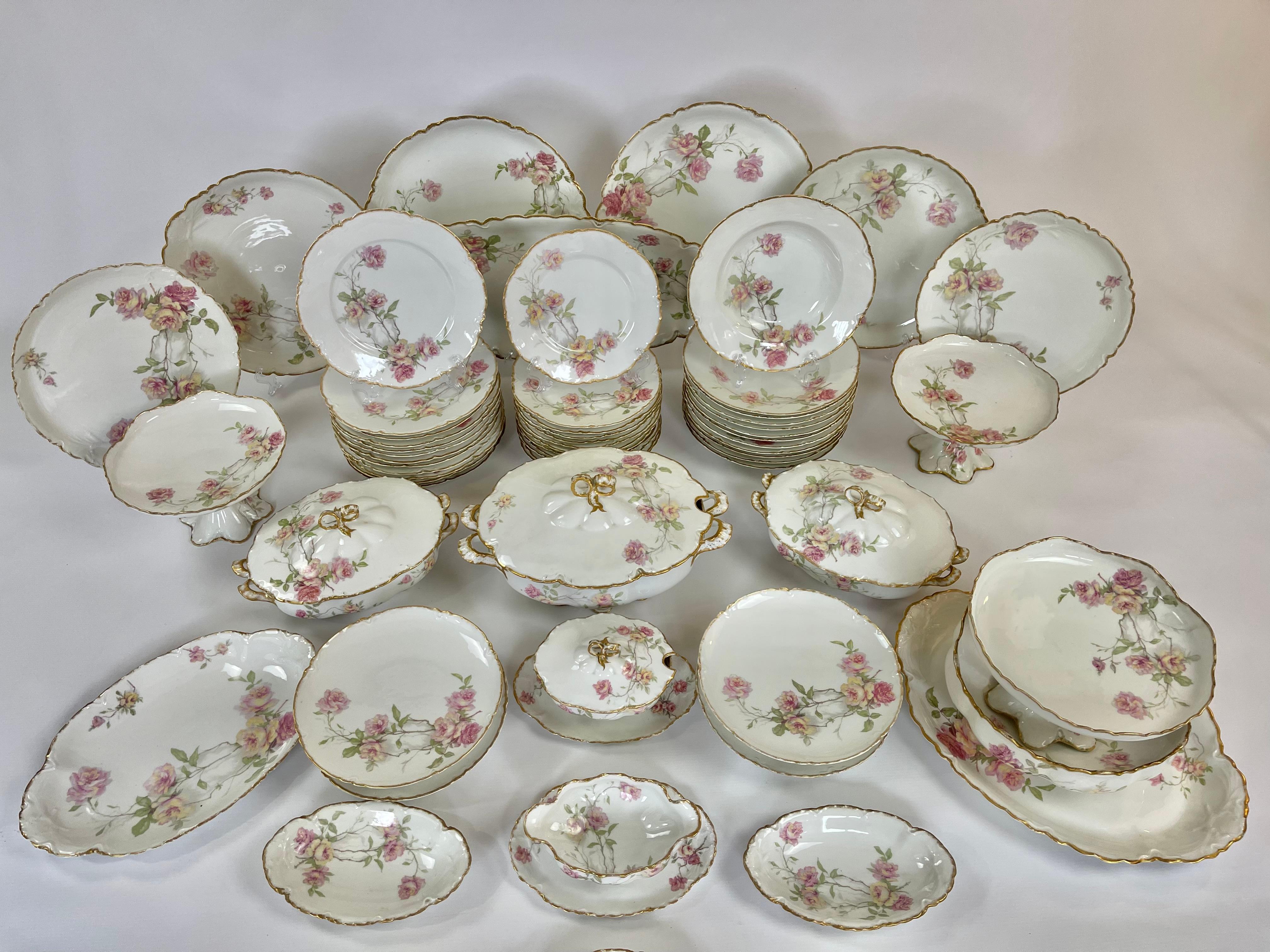 Eleva tu experiencia gastronómica con esta excepcional vajilla de porcelana de 61 piezas de Haviland Limoges, con el codiciado motivo 