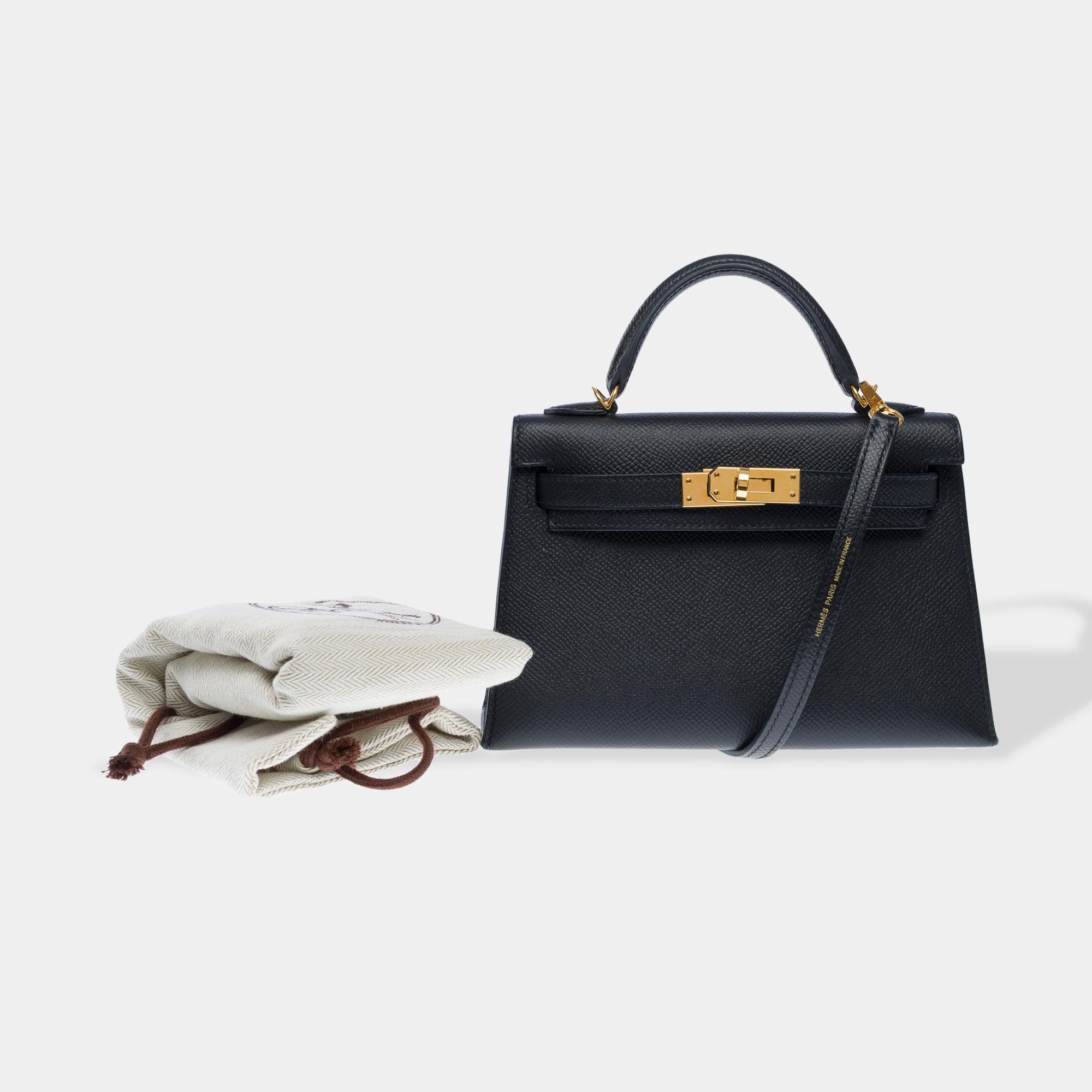 Eccezionale borsetta Hermes Mini Kelly 20 cm in pelle di vitello Epsom nera, con finiture in metallo dorato, manico in pelle nera e tracolla in pelle nera per indossarla a mano, a spalla o a tracolla.

Chiusura con patta
Fodera in pelle nera, una