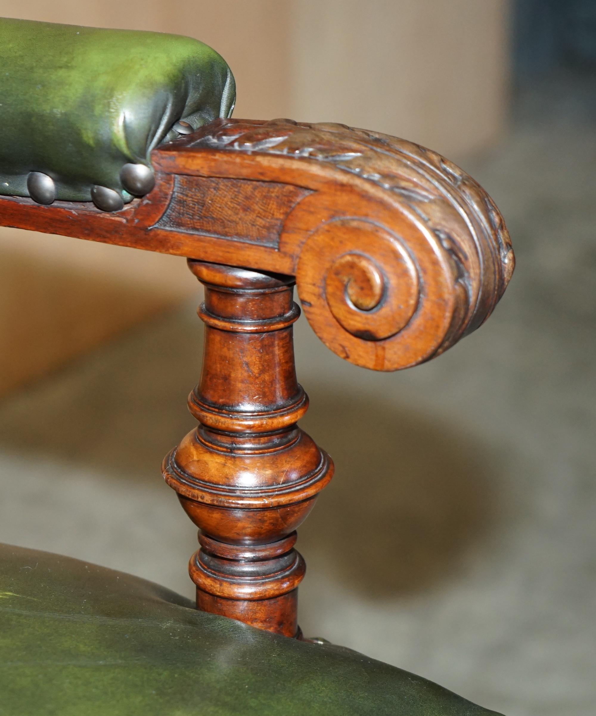 EXQUISITE IMPORTANT ENGLISH CIRCA 1880 HAND CARVED GREEN LEATHER THRONE ARMCHAiR For Sale 2