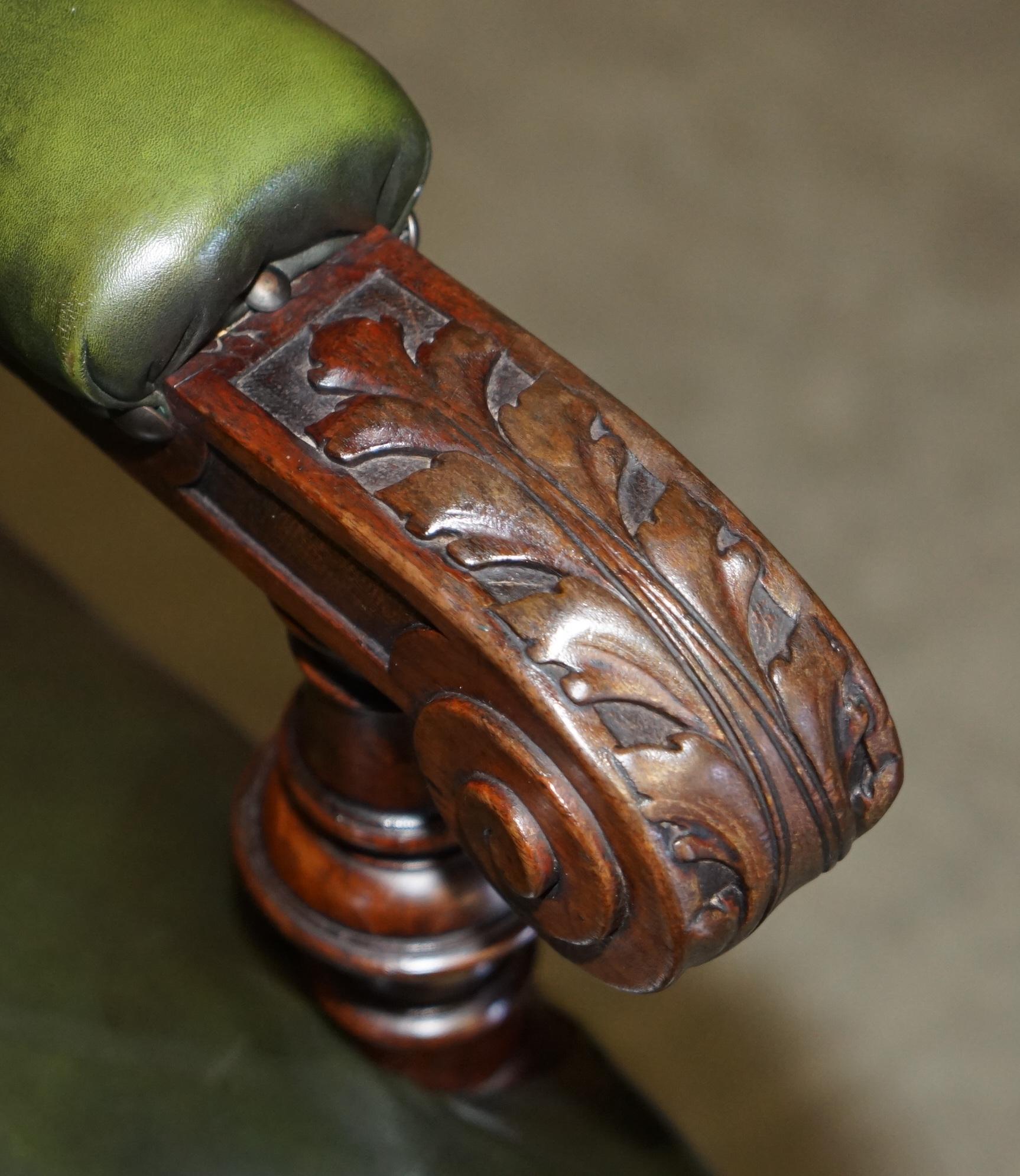 EXQUISITE IMPORTANT ENGLISH CIRCA 1880 HAND CARVED GREEN LEATHER THRONE ARMCHAiR For Sale 3