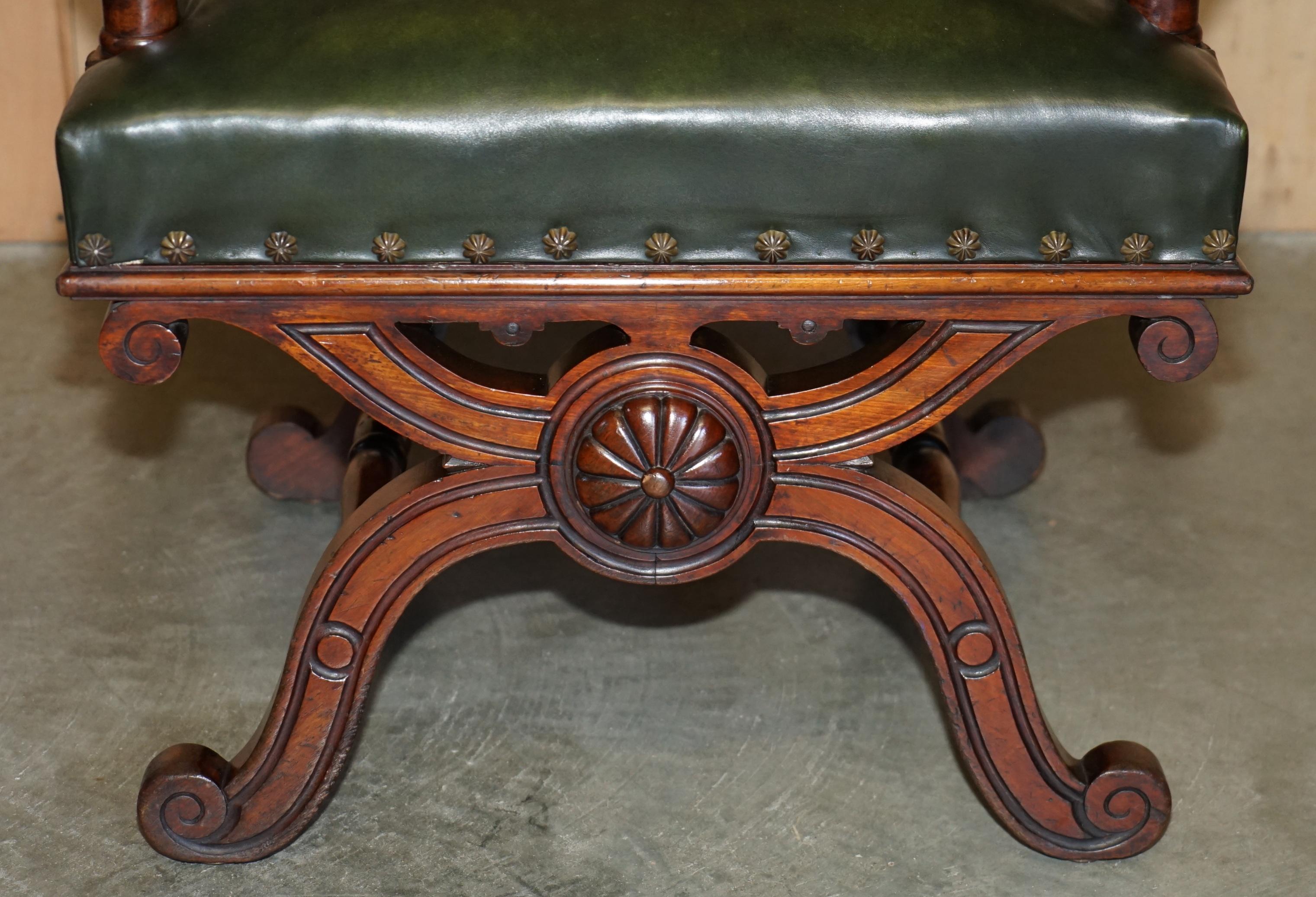EXQUISITE IMPORTANT ENGLISH CIRCA 1880 HAND CARVED GREEN LEATHER THRONE ARMCHAiR For Sale 4