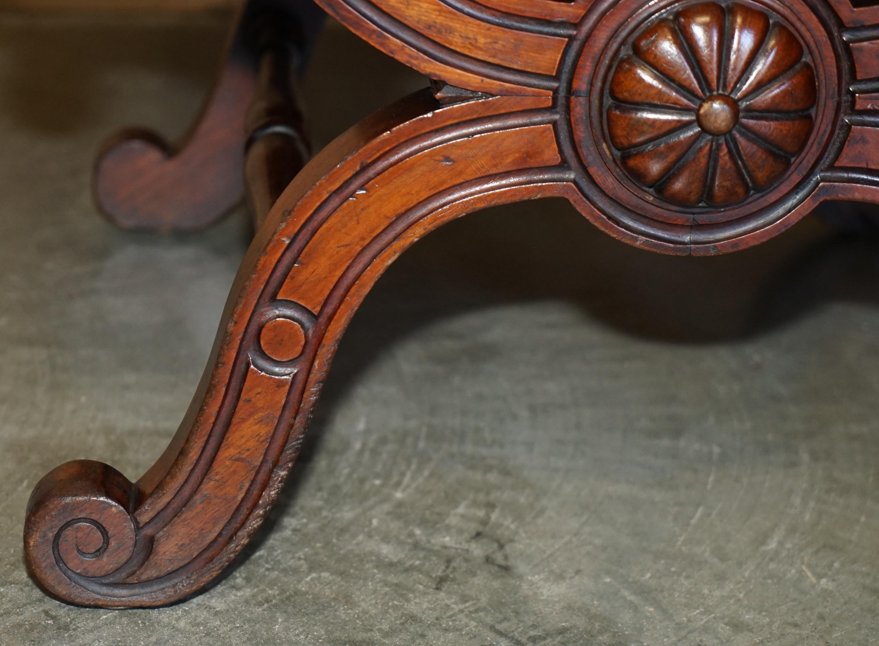 EXQUISITE IMPORTANT ENGLISH CIRCA 1880 HAND CARVED GREEN LEATHER THRONE ARMCHAiR For Sale 5