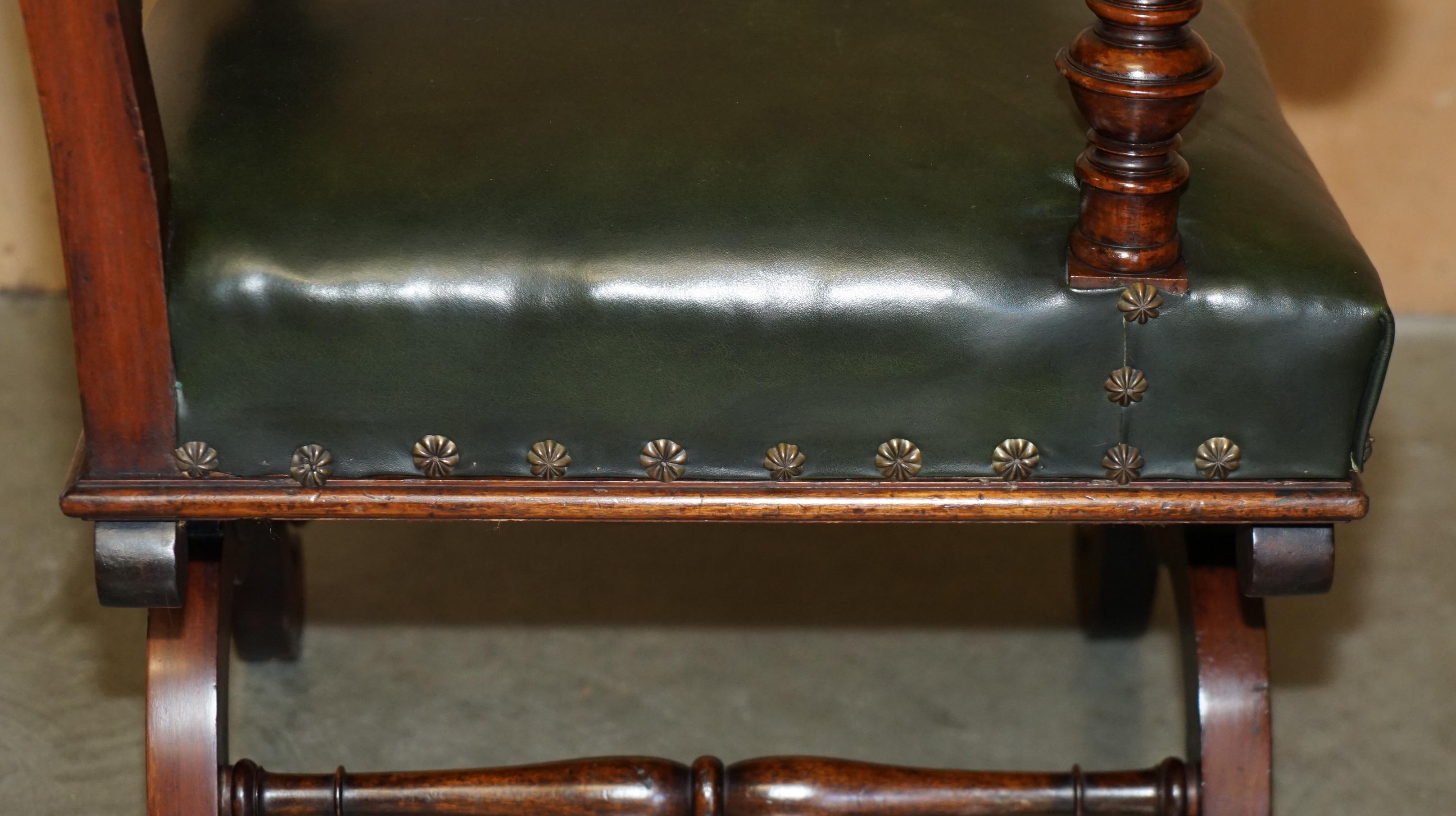 EXQUISITE IMPORTANT ENGLISH CIRCA 1880 HAND CARVED GREEN LEATHER THRONE ARMCHAiR For Sale 7