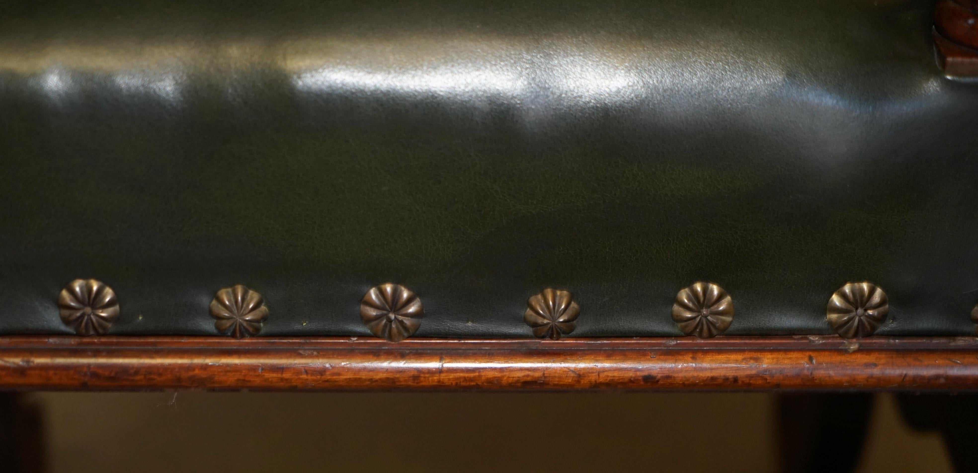 EXQUISITE IMPORTANT ENGLISH CIRCA 1880 HAND CARVED GREEN LEATHER THRONE ARMCHAiR For Sale 8
