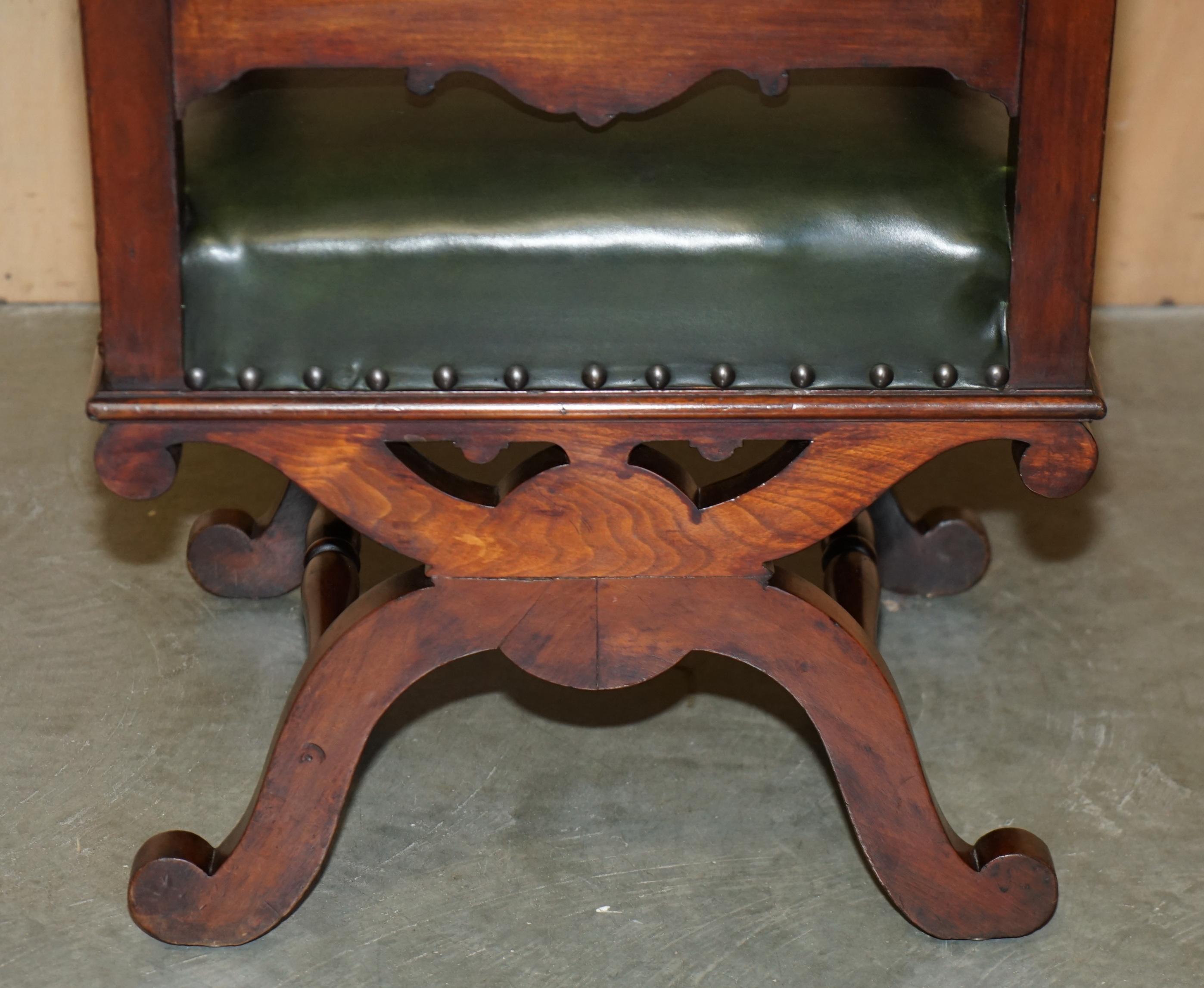 EXQUISITE IMPORTANT ENGLISH CIRCA 1880 HAND CARVED GREEN LEATHER THRONE ARMCHAiR For Sale 10