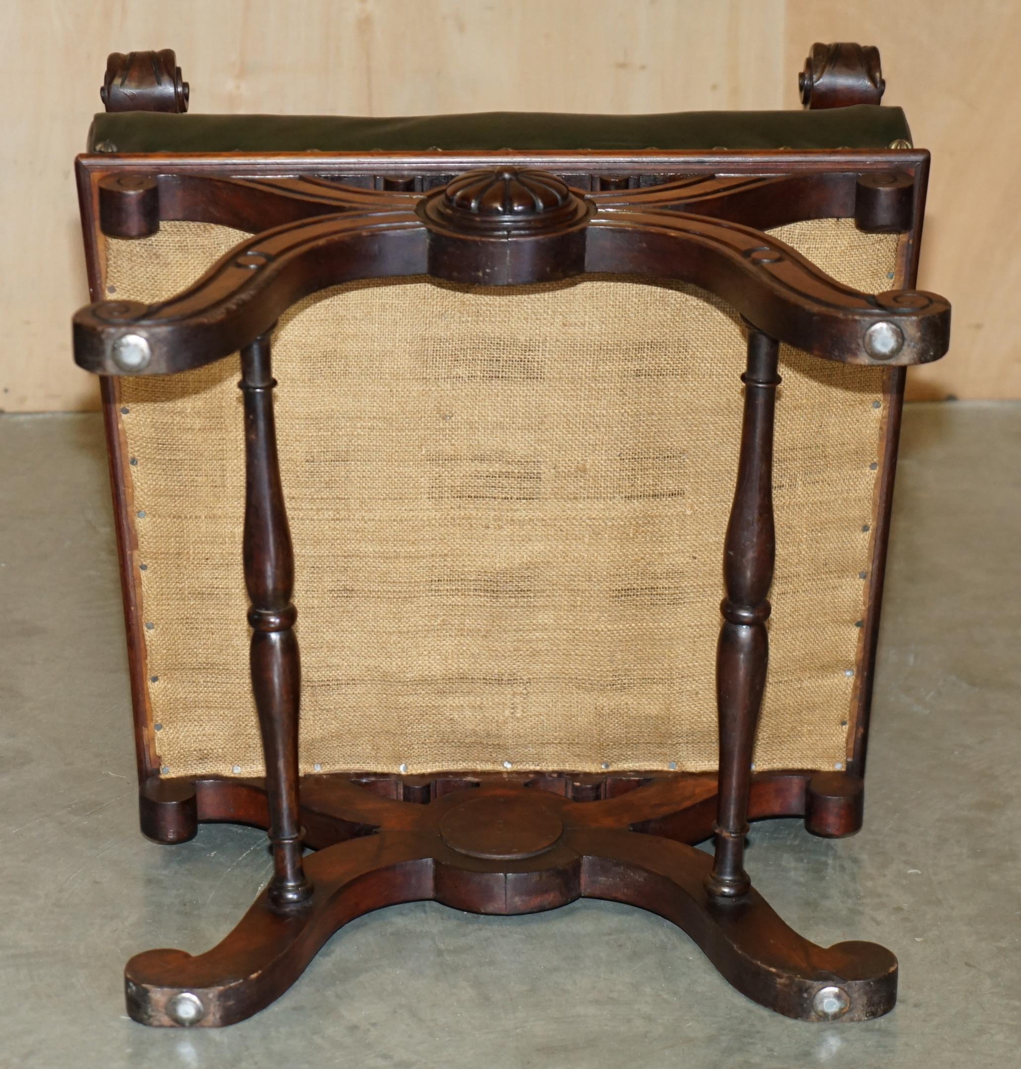 EXQUISITE IMPORTANT ENGLISH CIRCA 1880 HAND CARVED GREEN LEATHER THRONE ARMCHAiR For Sale 12