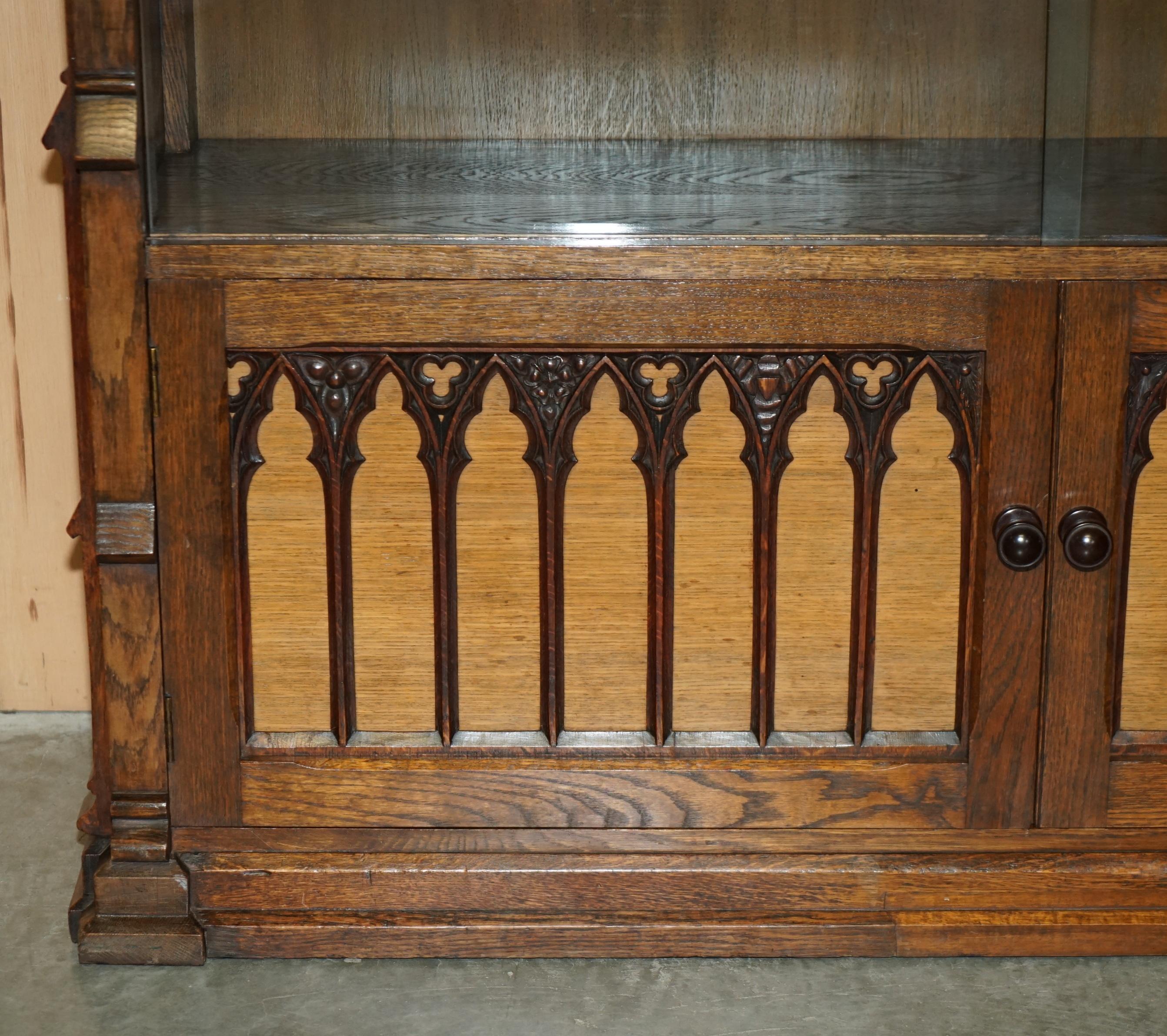 EXQUISiTE & IMPORTANT ORNATELY HAND CARVED GOTHIC REVIVAL PUGIN STYLE BOOKCASE For Sale 3