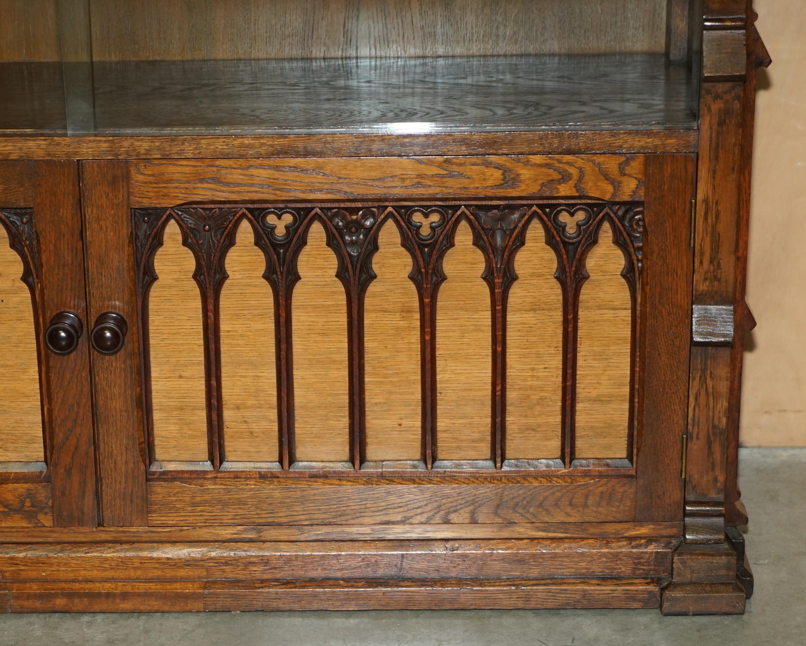 EXQUISiTE & IMPORTANT ORNATELY HAND CARVED GOTHIC REVIVAL PUGIN STYLE BOOKCASE For Sale 4