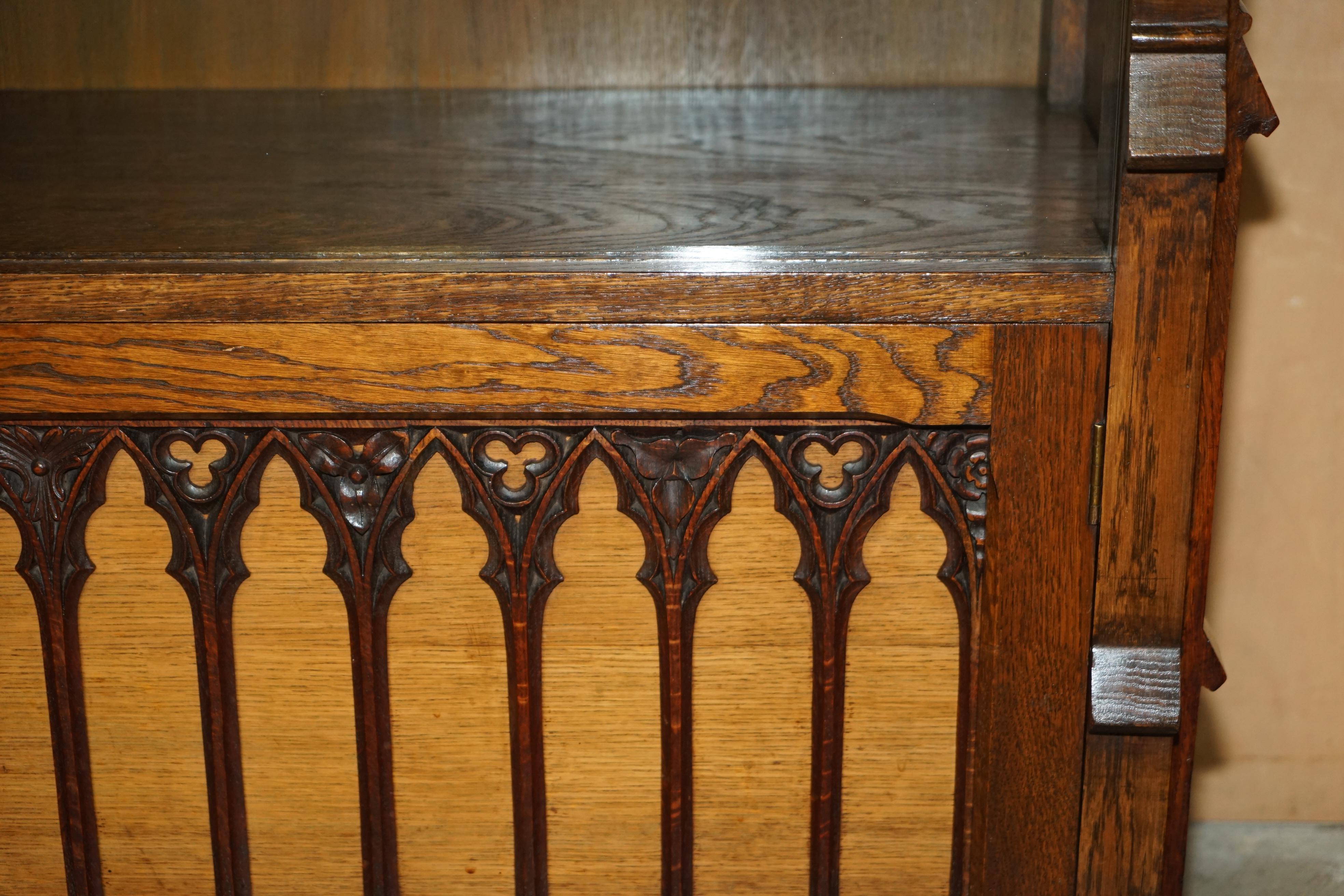 EXQUISiTE & IMPORTANT ORNATELY HAND CARVED GOTHIC REVIVAL PUGIN STYLE BOOKCASE For Sale 5