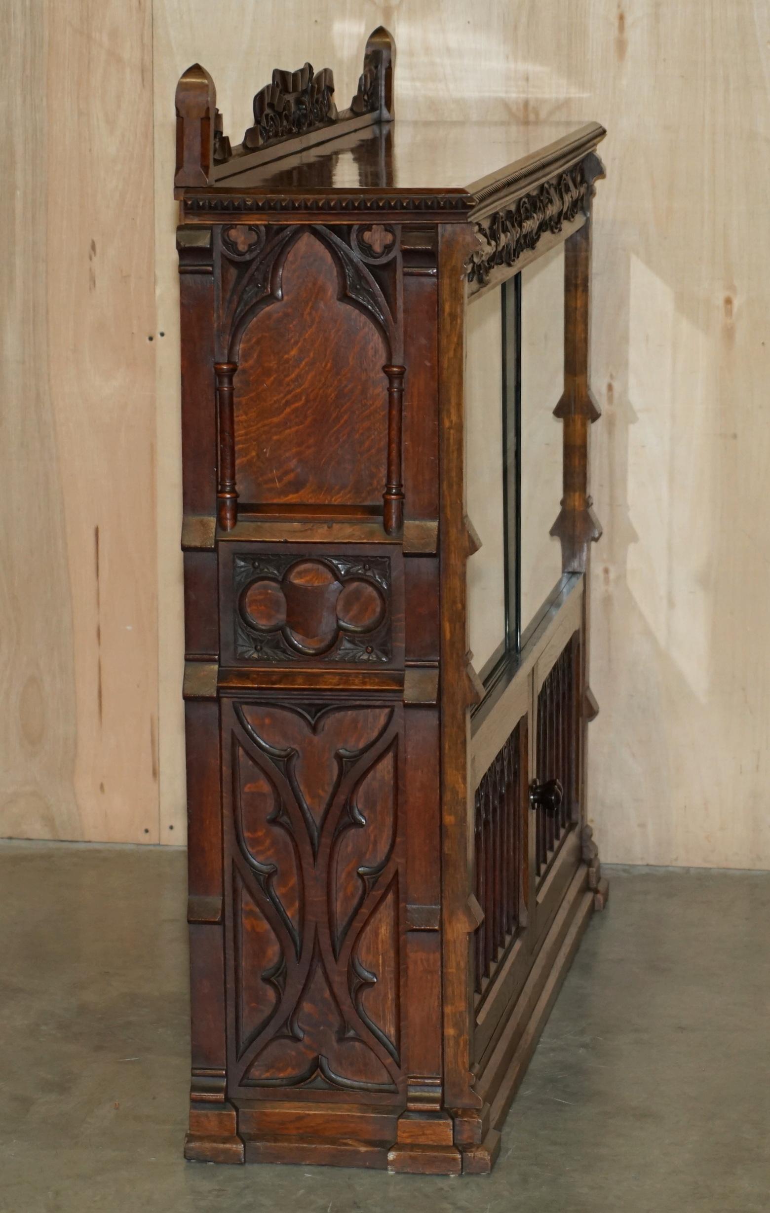 EXQUISiTE & IMPORTANT ORNATELY HAND CARVED GOTHIC REVIVAL PUGIN STYLE BOOKCASE For Sale 6