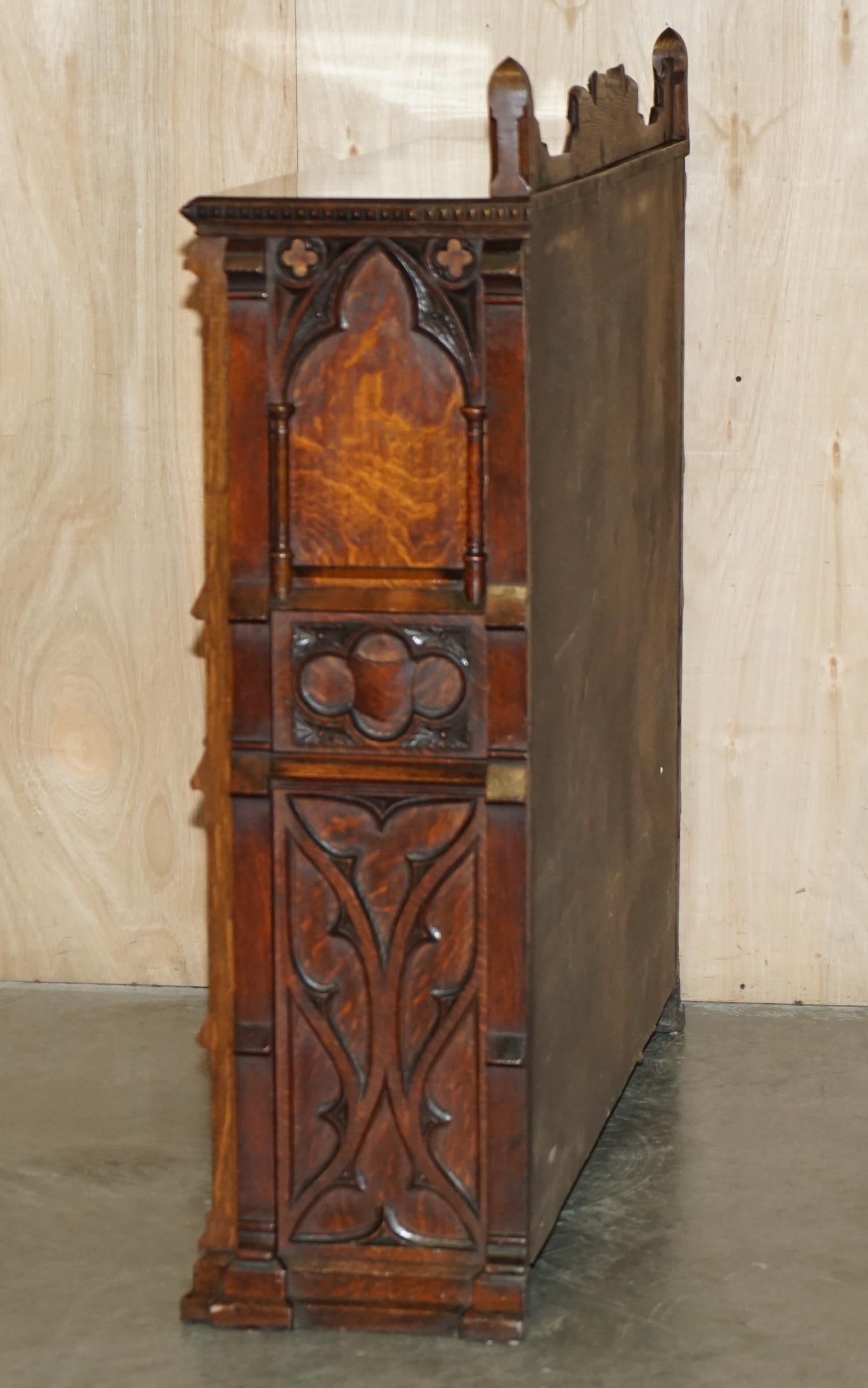 EXQUISiTE & IMPORTANT ORNATELY HAND CARVED GOTHIC REVIVAL PUGIN STYLE BOOKCASE For Sale 8
