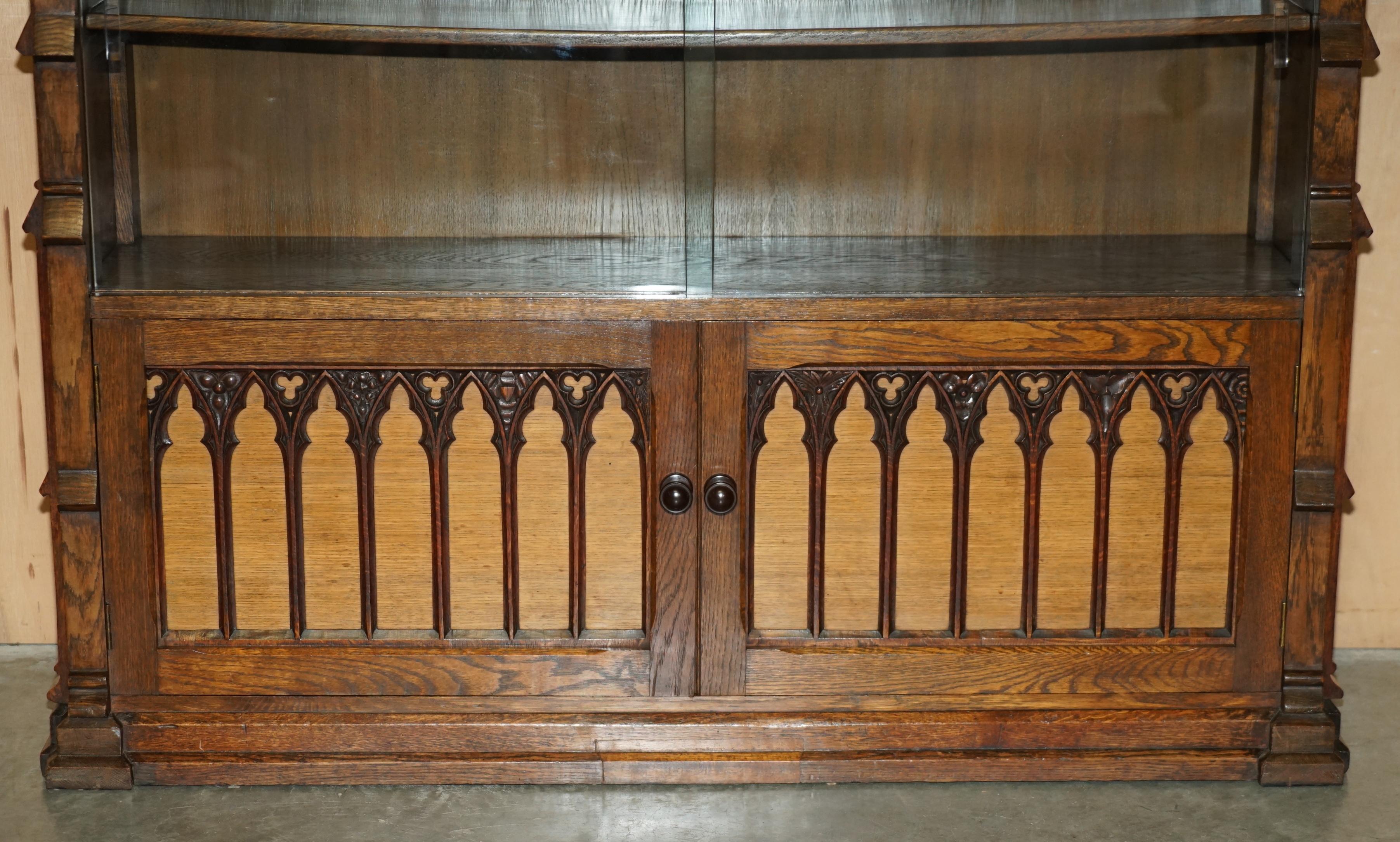 EXQUISiTE & IMPORTANT ORNATELY HAND CARVED GOTHIC REVIVAL PUGIN STYLE BOOKCASE For Sale 2