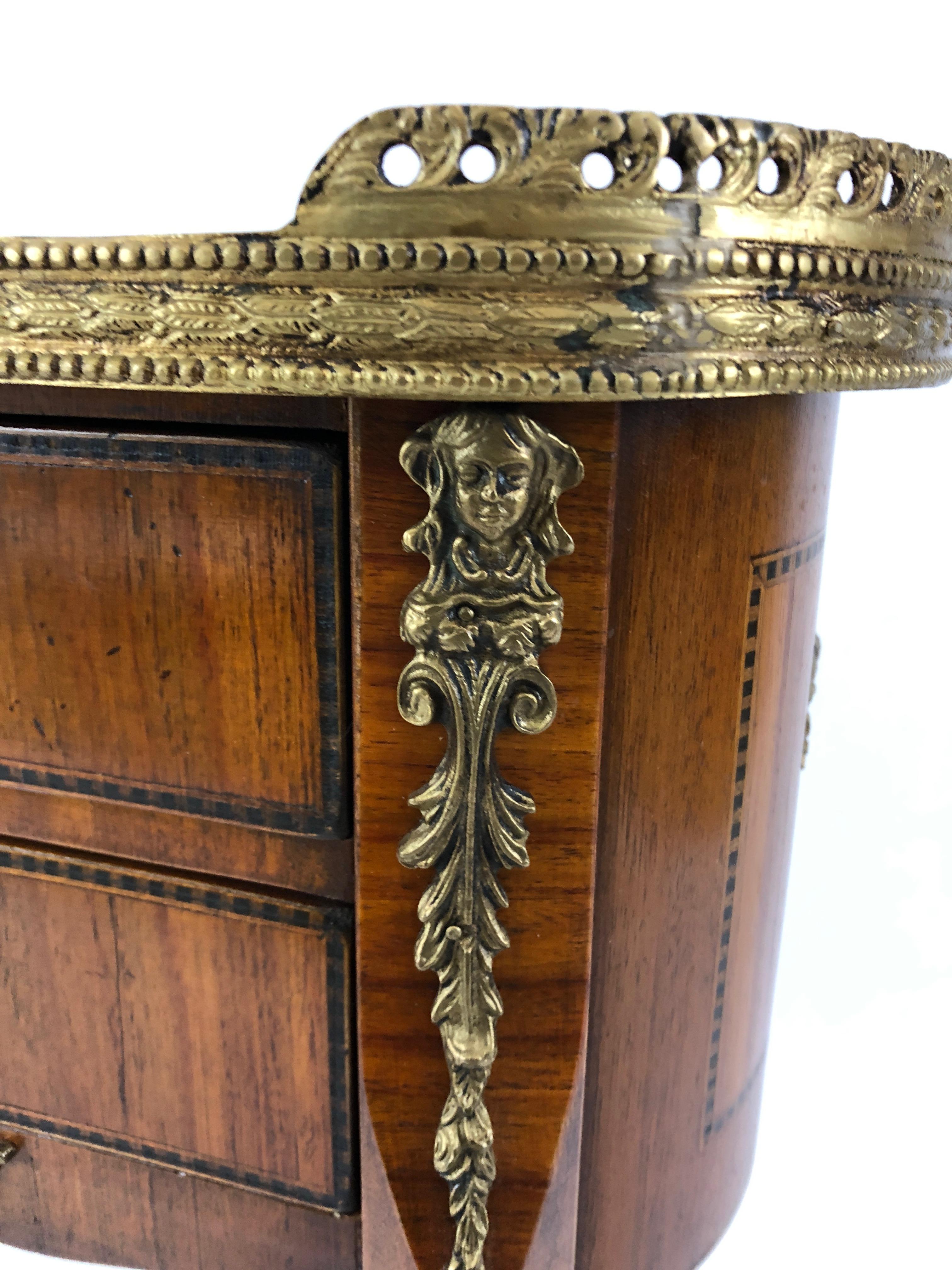 Exquisite Italian Kidney Shaped Inlay Mahogany Nightstand or End Table In Excellent Condition In Hopewell, NJ