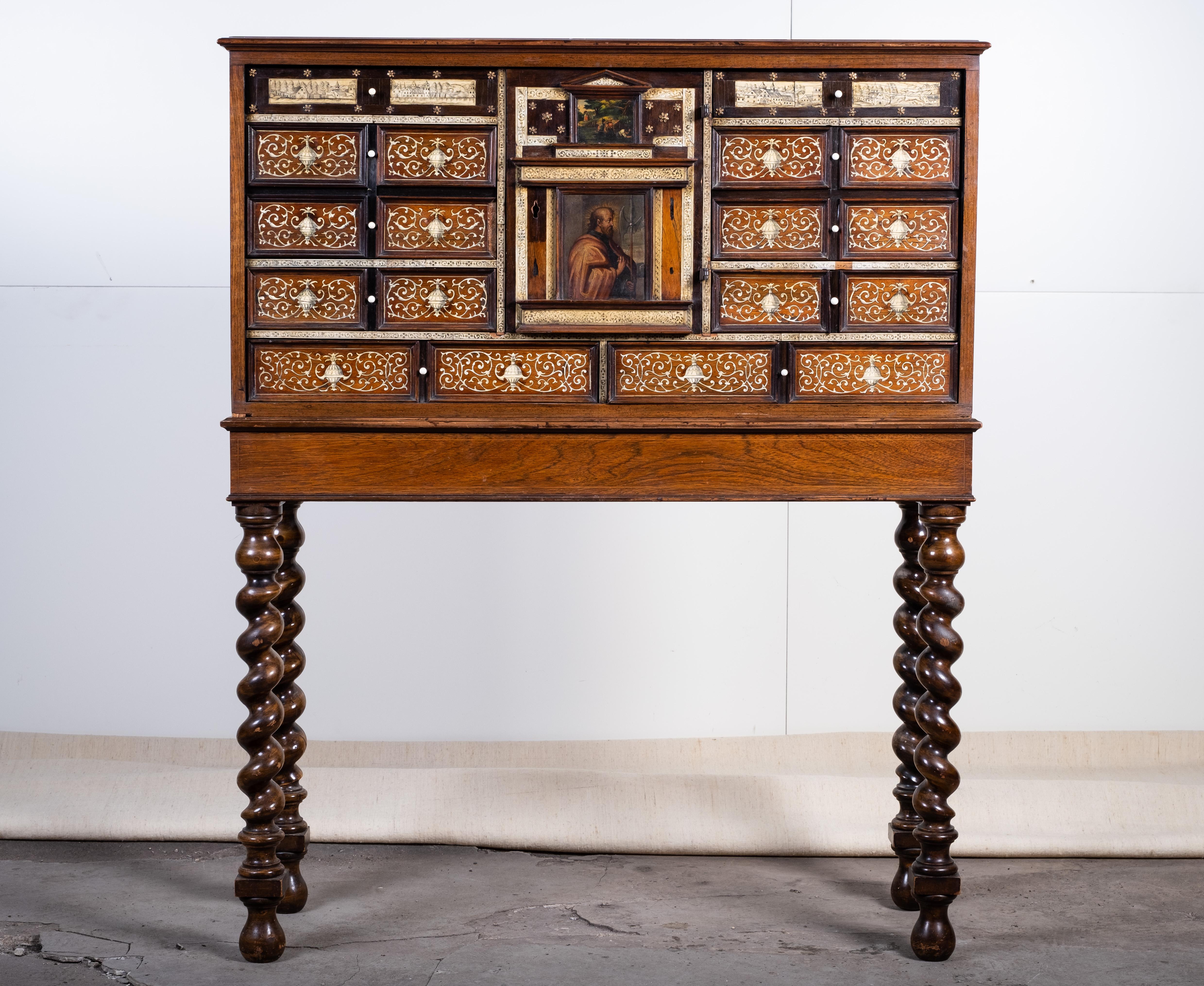 Magnífico ejemplo de artesanía italiana, este escritorio de época renacentista está magistralmente ejecutado en palisandro ricamente veteado. La pieza, que data de finales del siglo XVII o principios del XVIII, descansa sobre unas patas retorcidas y