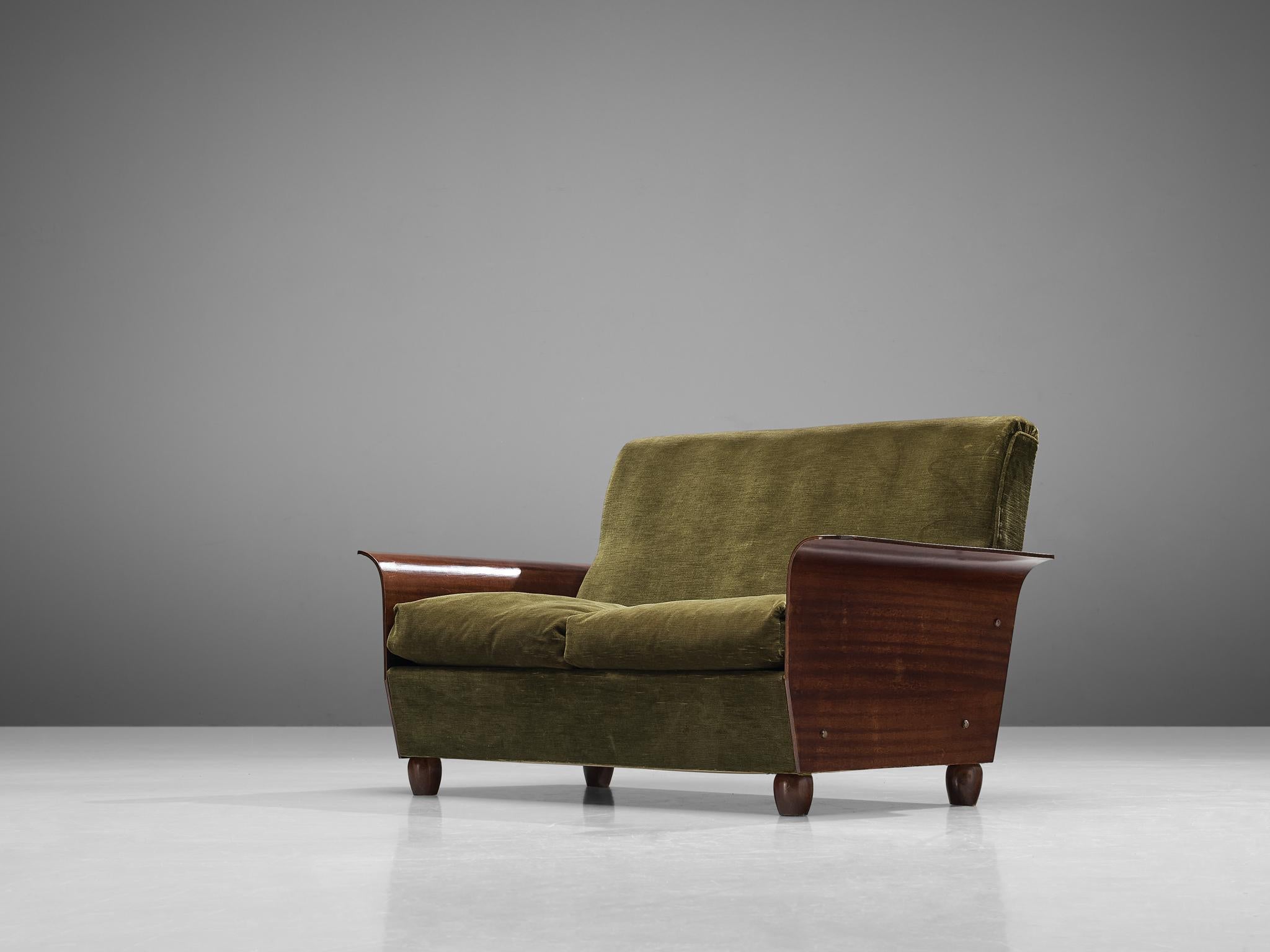 Zweisitziges Sofa, Samtstoff, Mahagoni, Italien, 1950er Jahre

Dieses formschöne Sofa italienischer Herkunft ist mit einem ausdrucksstarken, waldgrünen Bezug versehen, der das Auge erfreut. Dieses besondere Möbelstück ist so konzipiert, dass es dank