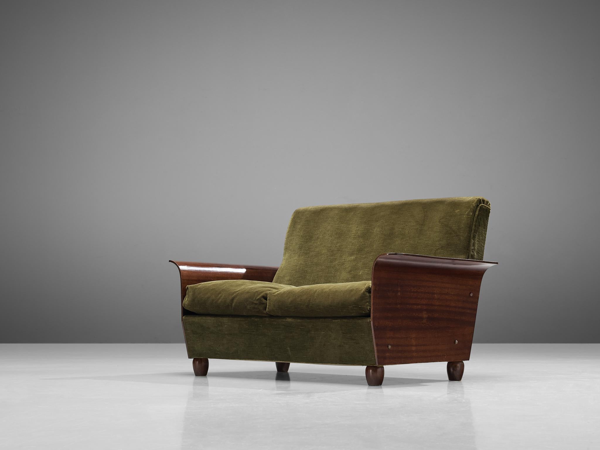 Divano a due posti, tessuto di velluto, mogano, Italia, anni '50

Questo divano di origine italiana dalle belle forme è dotato di un'espressiva tappezzeria color verde bosco che è piacevole da vedere. Questo particolare mobile è stato progettato per
