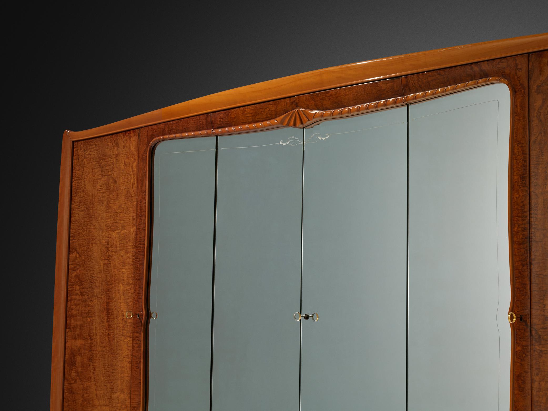 Mid-Century moderno Squisito armadio italiano con ante a specchio in radica di noce in vendita