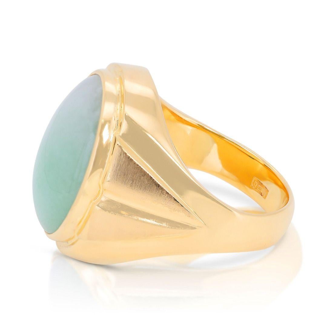 Exquisite Jade Ring set in Gleaming 18K Yellow Gold  In New Condition For Sale In רמת גן, IL