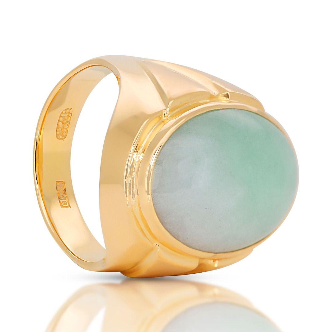 Exquisite Jade Ring set in Gleaming 18K Yellow Gold  For Sale 2