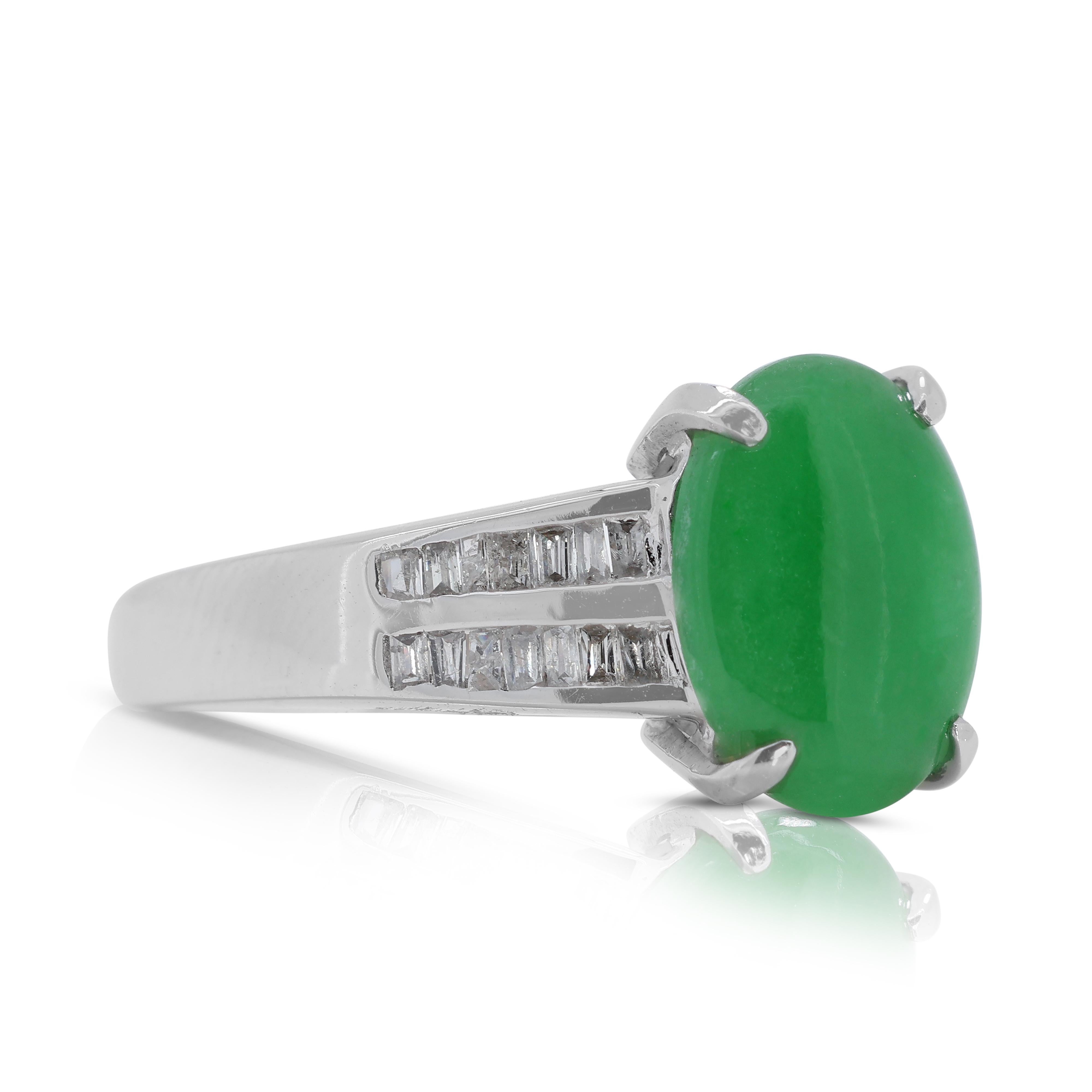 Exquisite Jade Ring with Natural Diamonds in 18K White Gold In Excellent Condition For Sale In רמת גן, IL