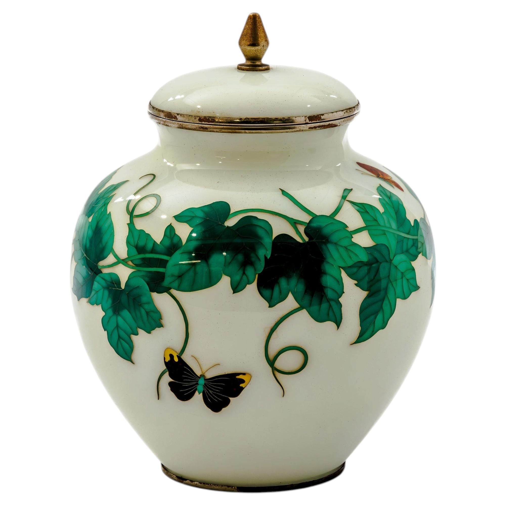 Squisito vaso giapponese ricoperto di smalto cloisonné con edera e farfalle
