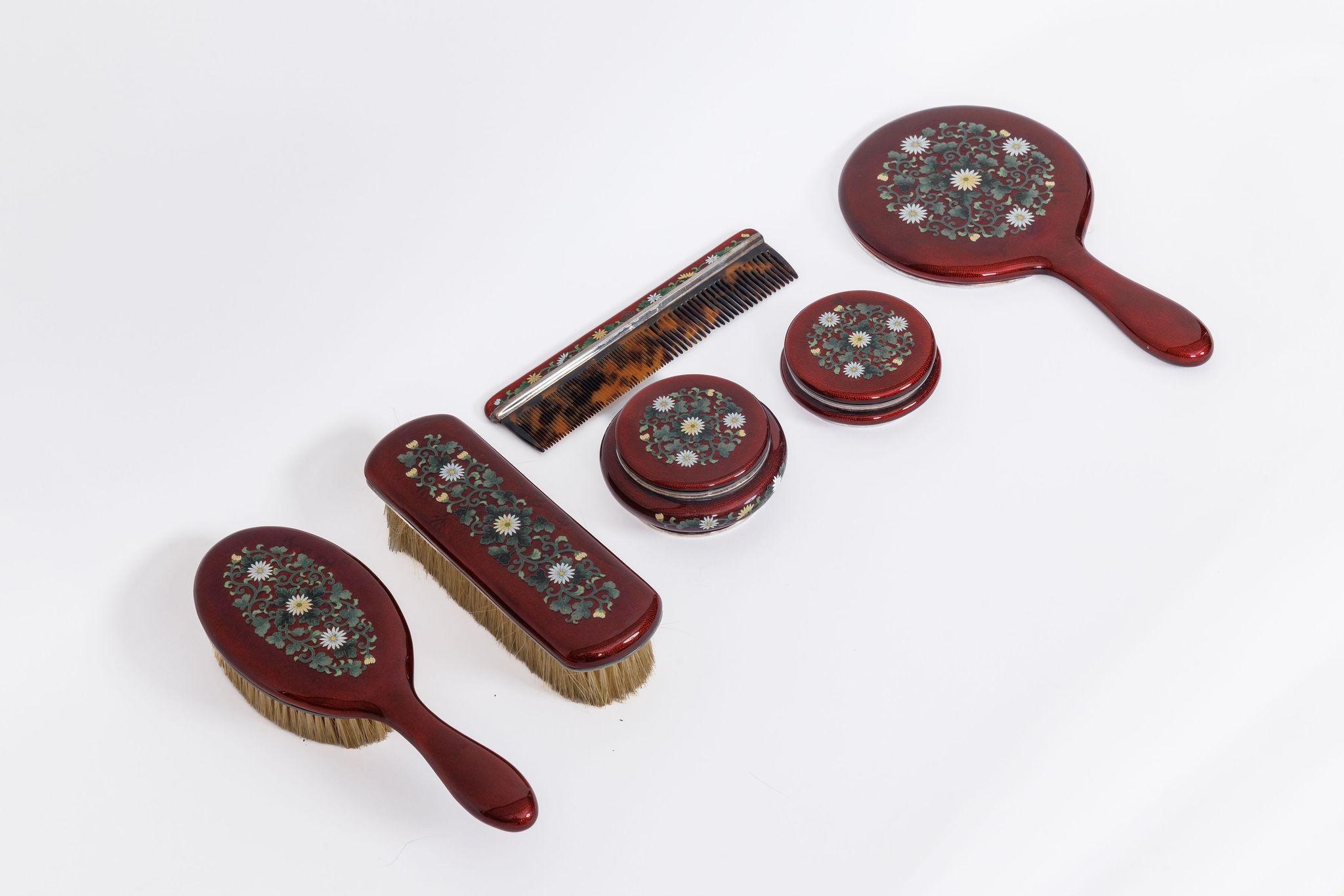 Exquisite Japanese Cloisonné Red Enamel Six-Piece Dressing Table Set, Ando Jubei For Sale 1