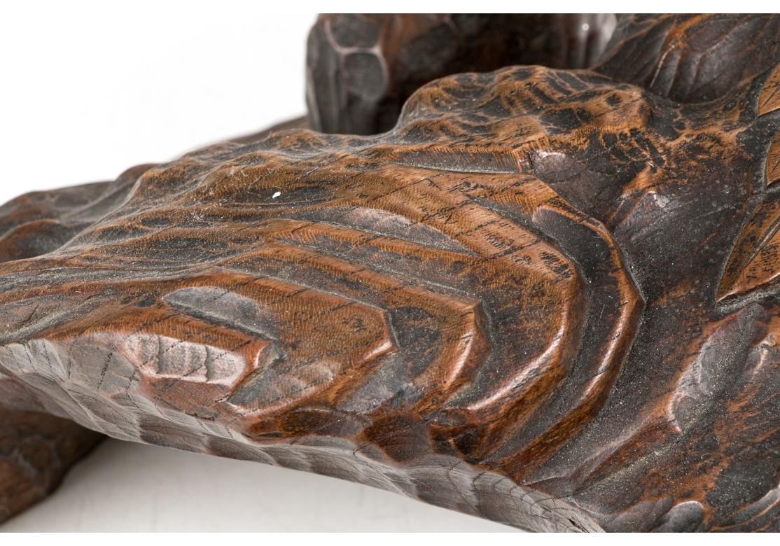 Squisita tigre giapponese in rame su supporto in wood intagliato In condizioni discrete in vendita a Bridgeport, CT