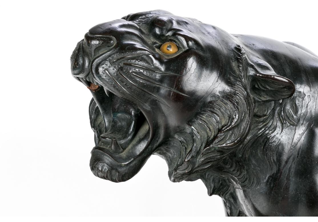 XX secolo Squisita tigre giapponese in rame su supporto in wood intagliato in vendita