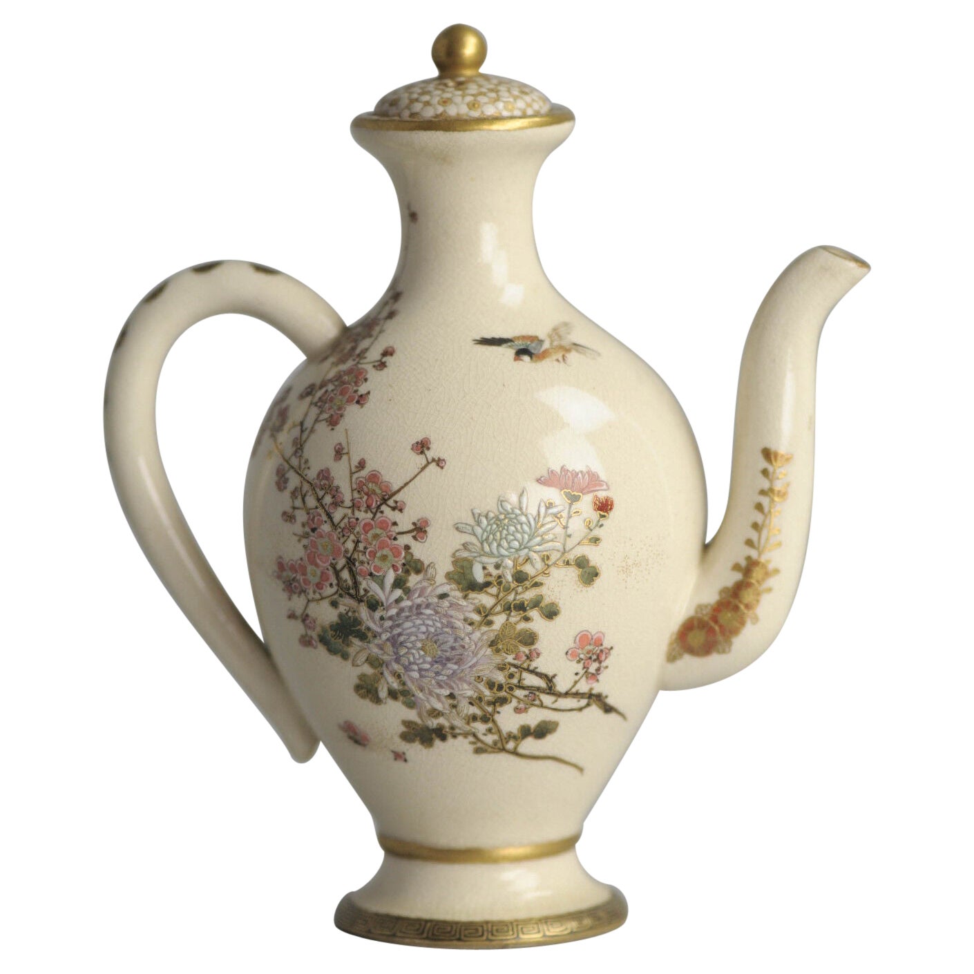 Exquise théière ou pot à lait japonais Satsuma avec base marquée Oiseau rare, 19ème siècle