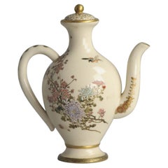 Exquise théière ou pot à lait japonais Satsuma avec base marquée Oiseau rare, 19ème siècle