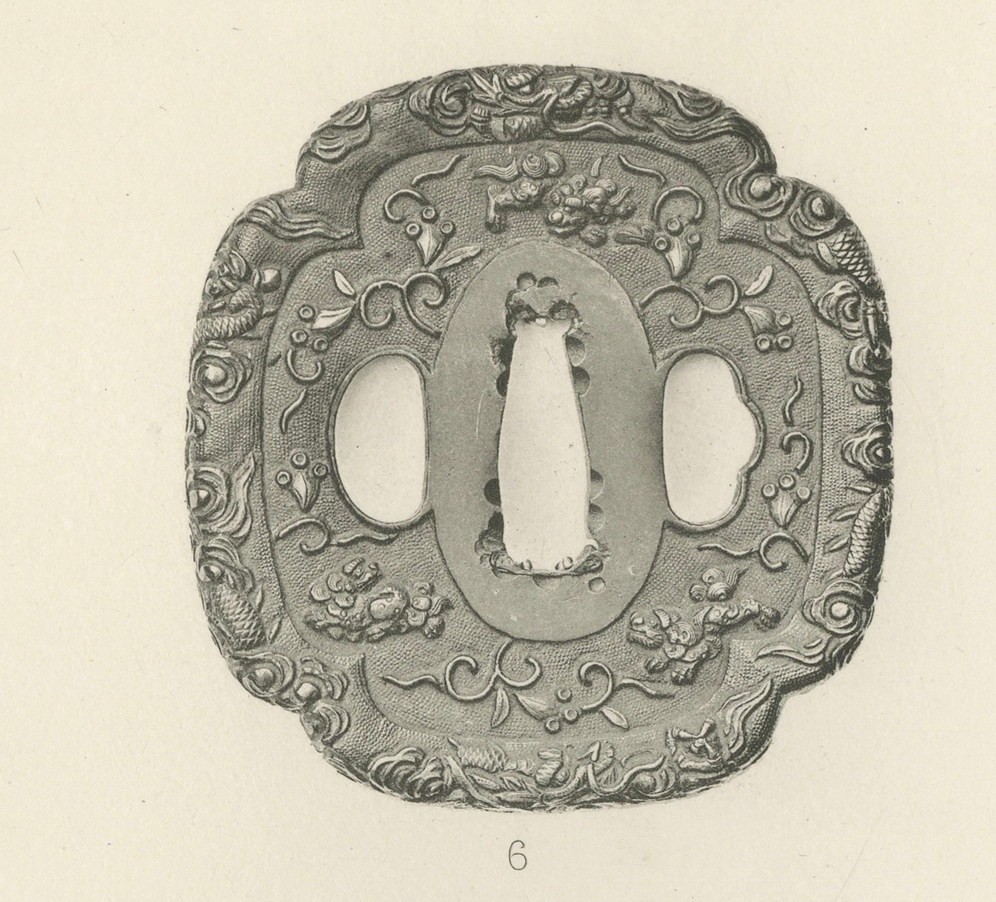 Exquisita Tsuba Japonesa (Guardaespadas) - Arte Decorativo de Audsley, 1884 Fines del siglo XIX en venta