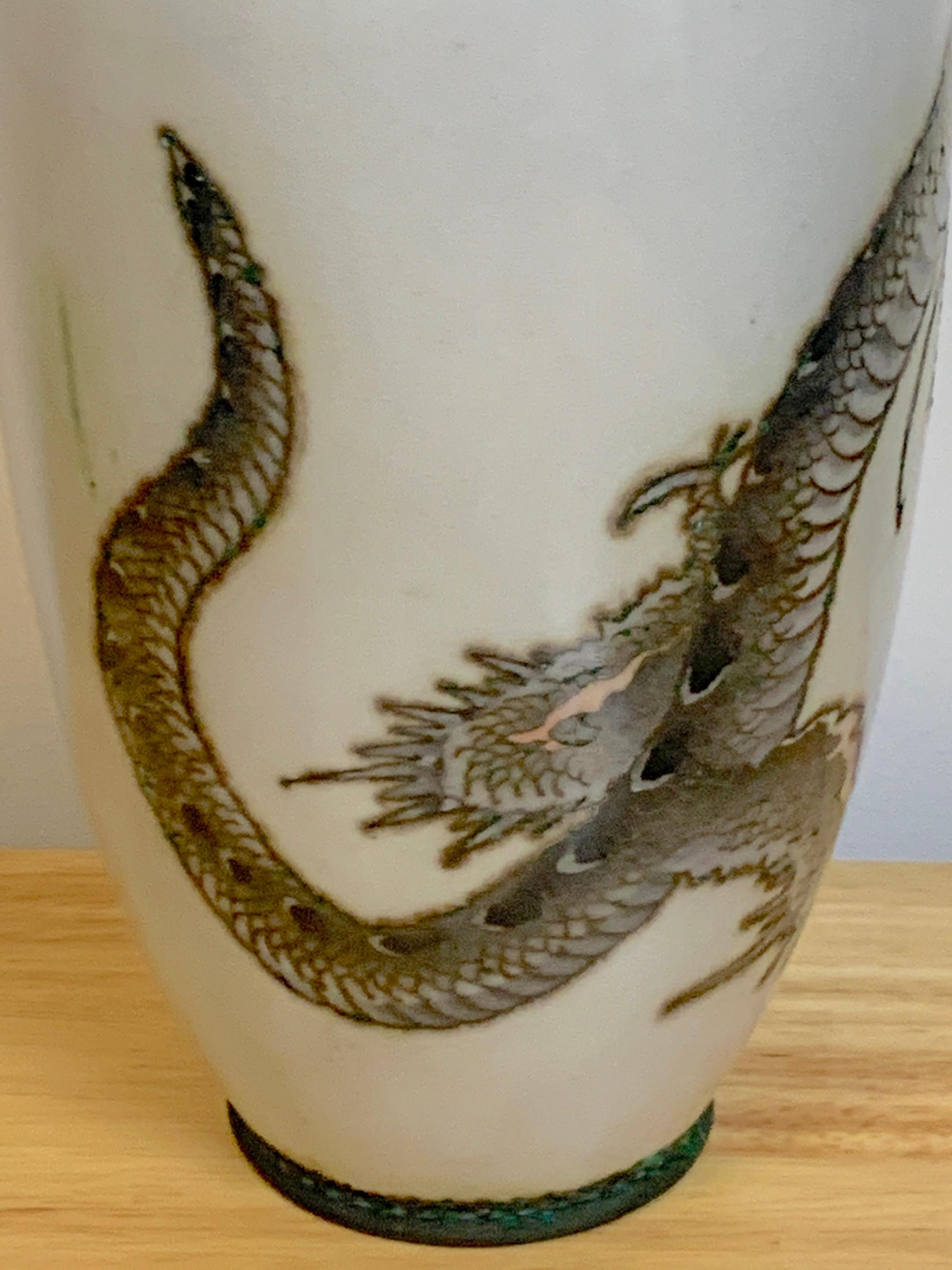 Exquisite japanische drahtlose Cloisonné-Vase mit Drachenmotiv, Meiji/Taisho-Periode im Angebot 3